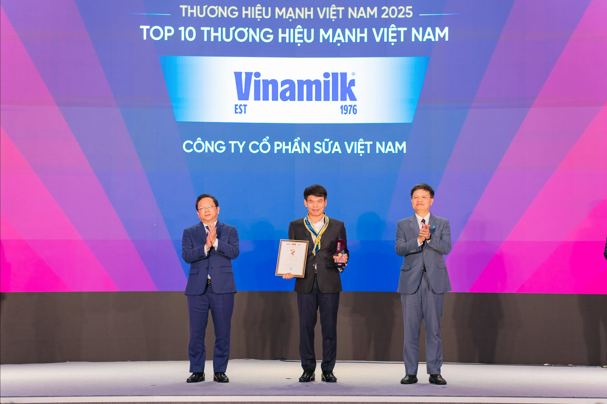 Vinamilk - doanh nghiệp F&B duy nhất được vinh danh Top 10 thương hiệu mạnh Việt Nam 2025 