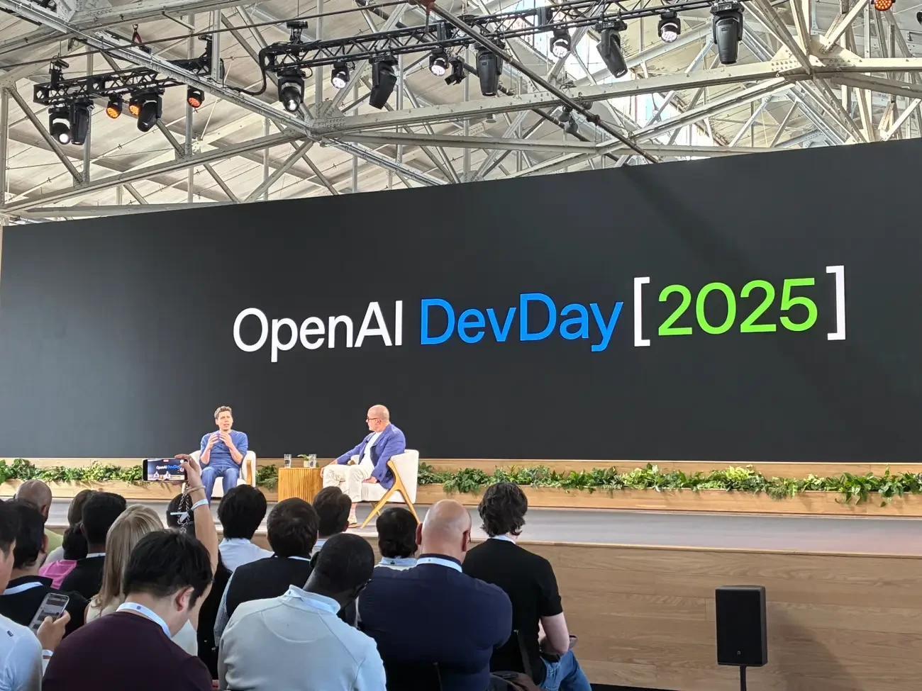 ChatGPT có cửa hàng ứng dụng riêng, Jony Ive sở hữu 20 ý tưởng cho thiết bị AI 