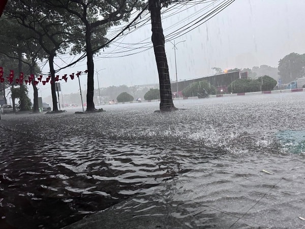 Hoàn lưu bão số 11: Mưa dữ dội suốt đêm, hàng chục điểm ngập sâu ở Hà Nội 