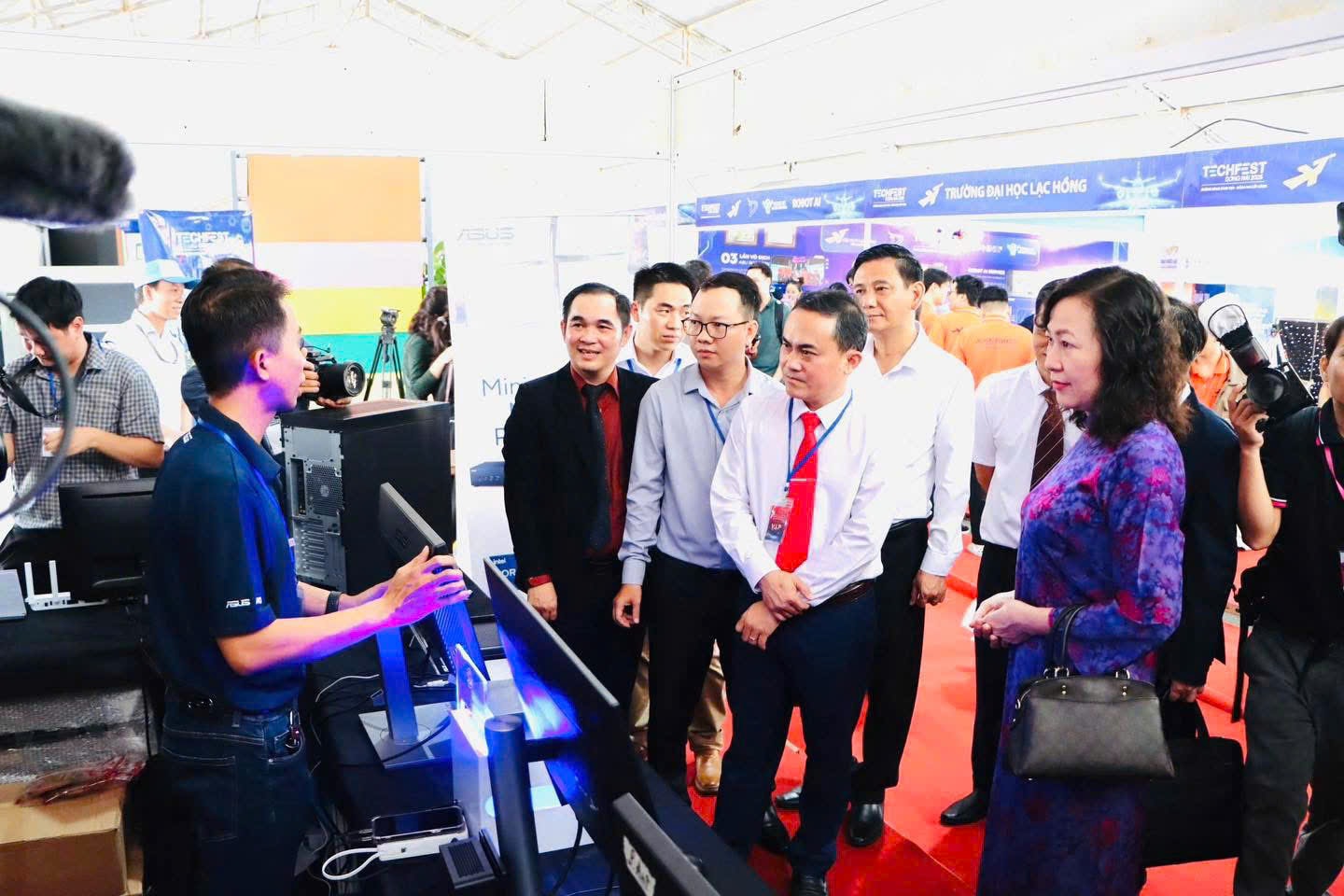 Các đại biểu tham quan các gian hàng