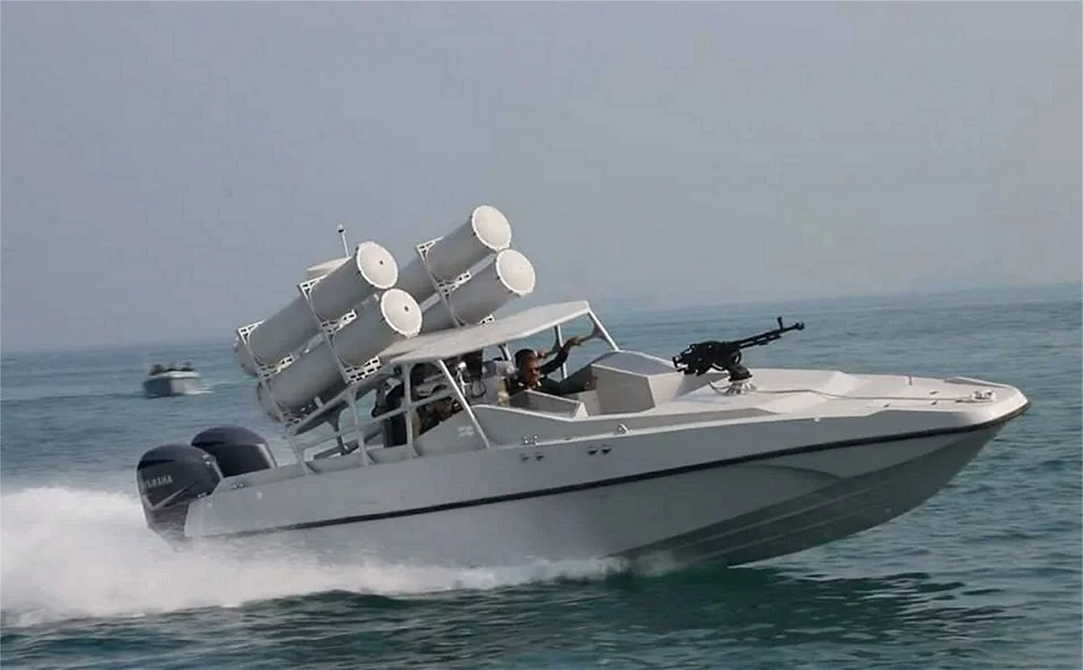 Một tàu tấn công nhanh của Iran được trang bị tên lửa chống hạm đang tuần tra vùng biển ven bờ trong cuộc tập trận hải quân ở Vịnh Ba Tư - Ảnh Truyền thông Iran
