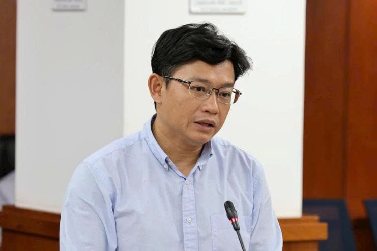 Ông Nguyễn Bảo Cường- Trưởng Phòng Lao động tiền lương và Bảo hiểm xã hội (Sở Nội vụ TPHCM) chia sẻ thông tin với báo chí - Ảnh: Hồ Quang