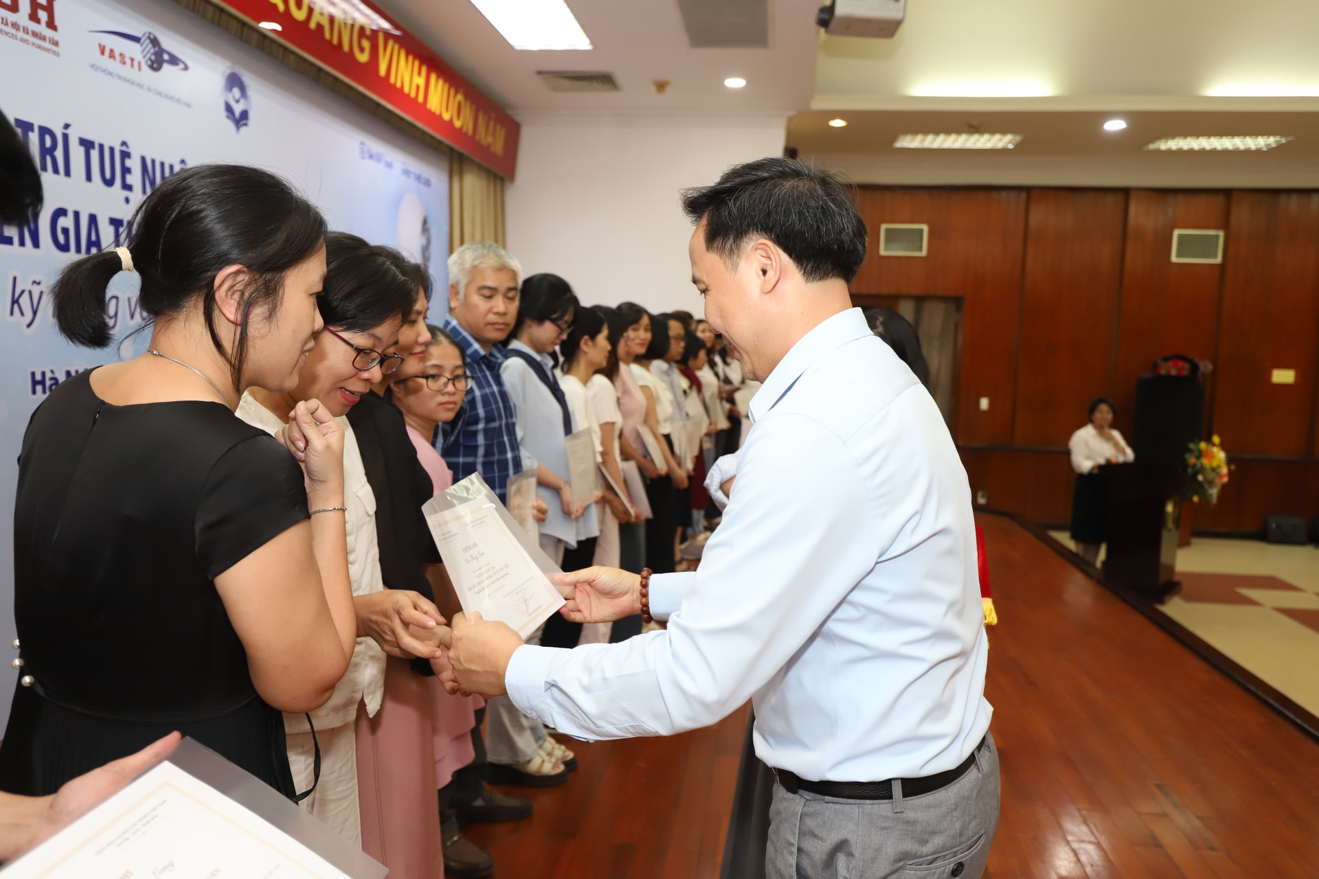 TS Đỗ Văn Hùng trao chứng chỉ cho học viên