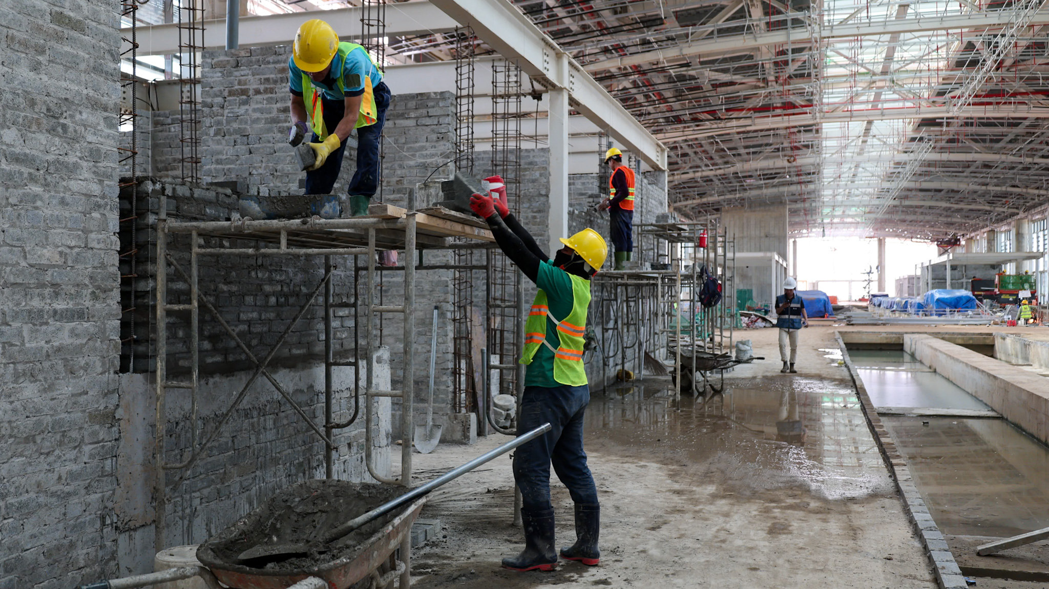 Khoảng 14.000 nhân công cùng 3.000 thiết bị tăng tốc làm việc “3 ca, 4 kíp” để kịp đón chuyến bay kỹ thuật đầu tiên vào ngày 19.12.2025