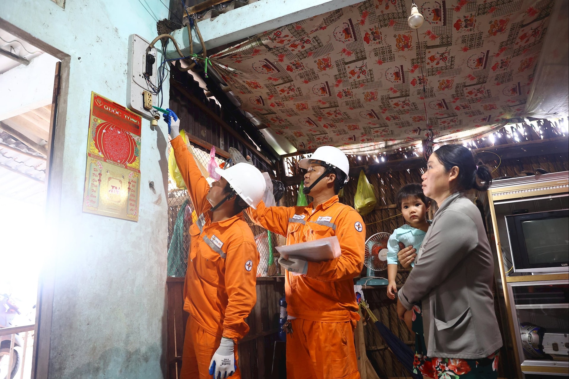 Công nhân Công ty Điện lực Cà Mau hướng dẫn người dân sử dụng điện an toàn - Ảnh Huy Hùng – TTXVN