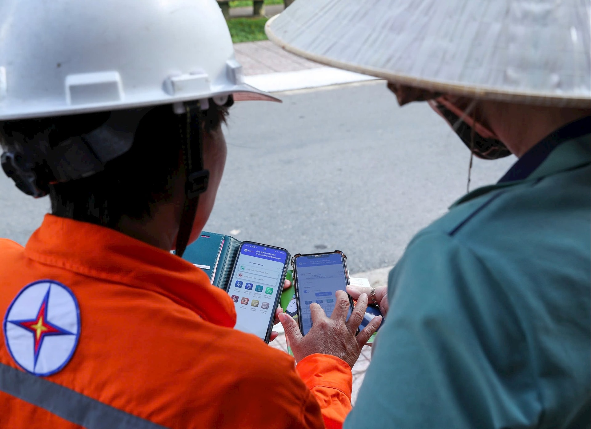 CBCNV EVNSPC hướng dẫn khách hàng cài đặt App CSKH để theo dõi trực tuyến, đăng ký các dịch vụ điện qua thiết bị điện thoại thông minh