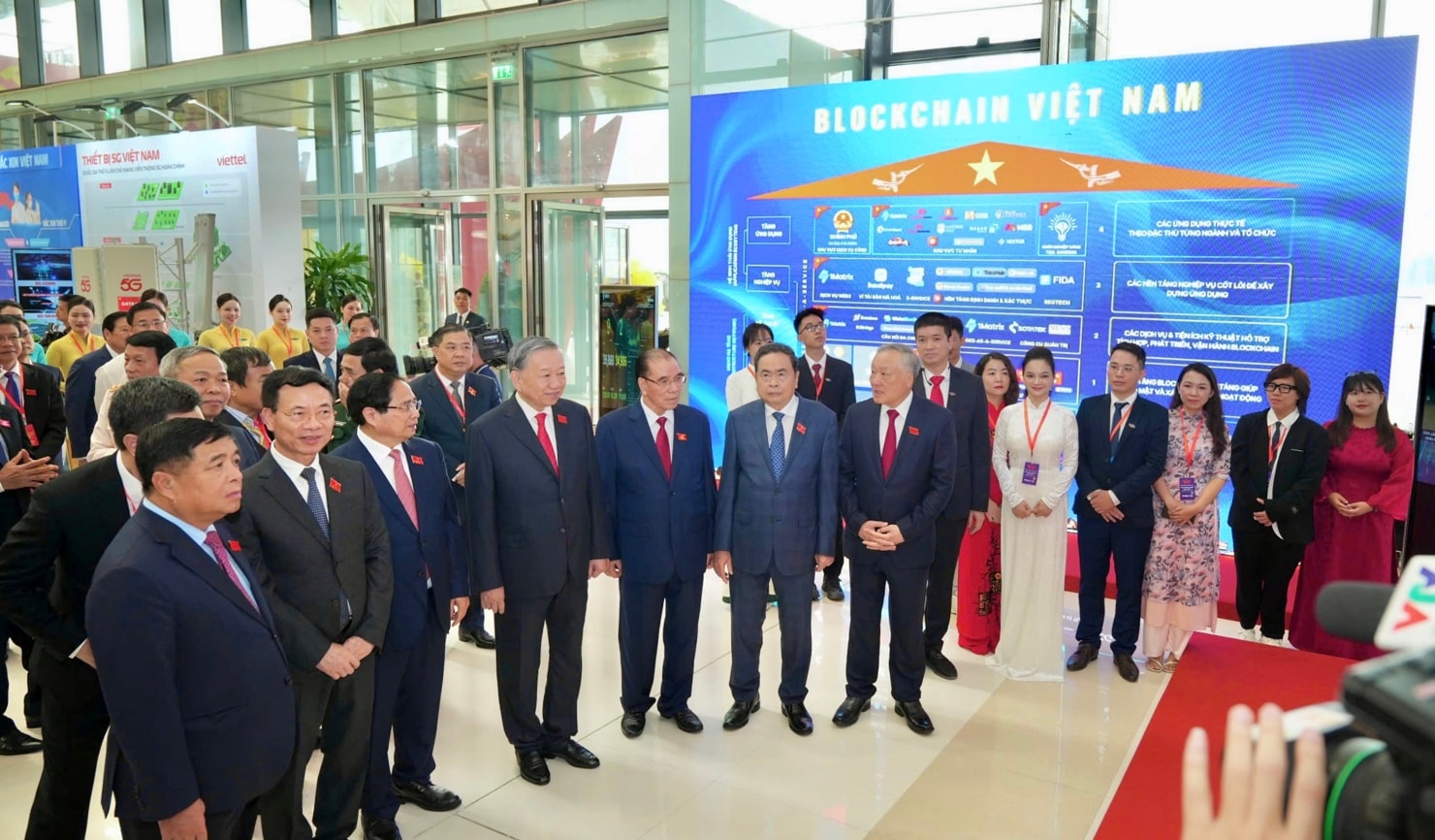 Tổng Bí thư Tô Lâm và các lãnh đạo Đảng, Chính phủ tham quan triển lãm và khu vực trưng bày Mạng Dịch vụ Đa chuỗi Blockchain Việt Nam ngày 13.10