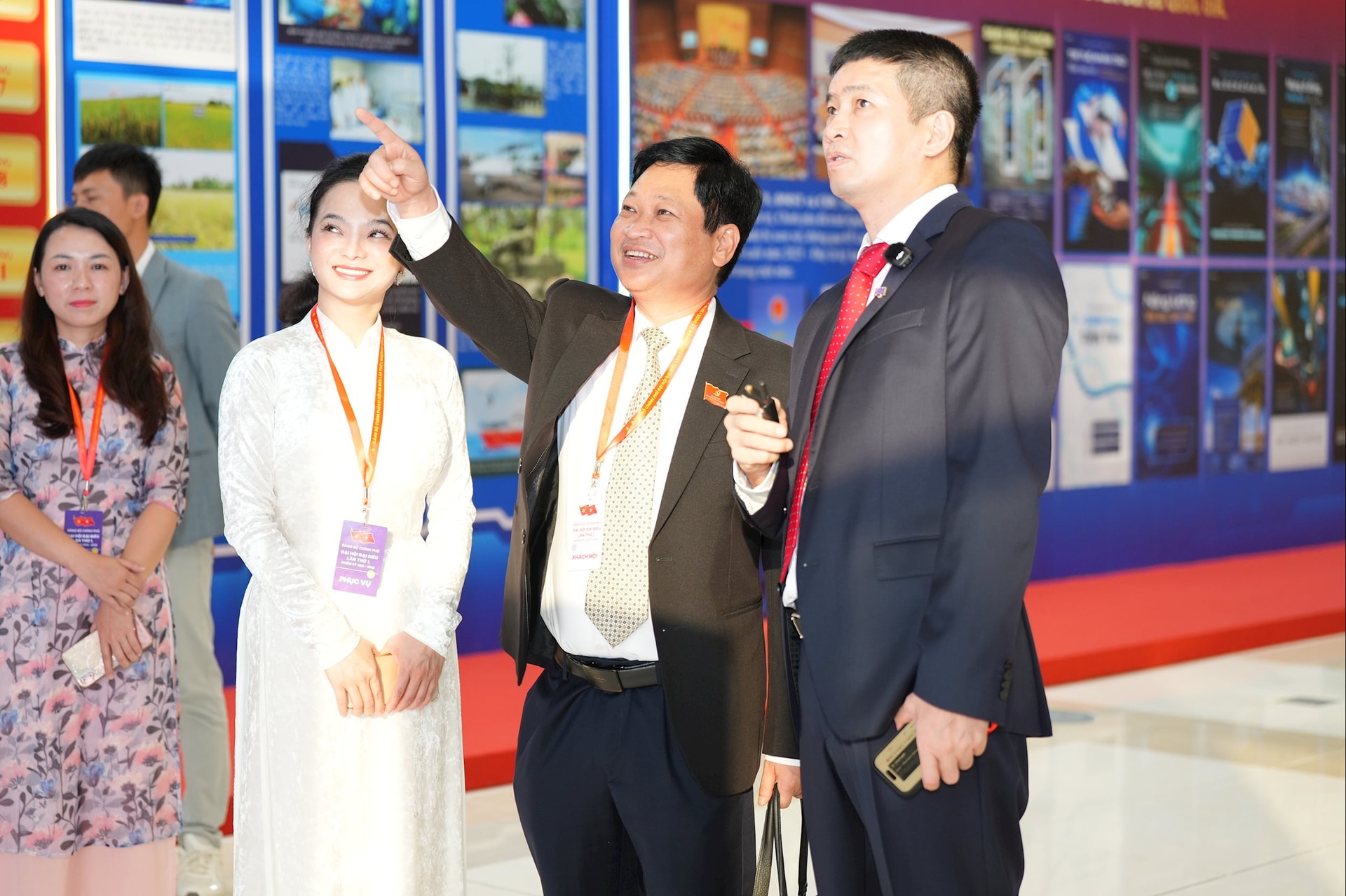 Ông Nguyễn Khắc Lịch - Cục trưởng Cục Công nghiệp Công nghệ Thông tin, Bộ Khoa học và Công nghệ góp ý hoàn thiện Mạng Dịch vụ Đa Chuỗi Blockchain Việt Nam (VBSN).