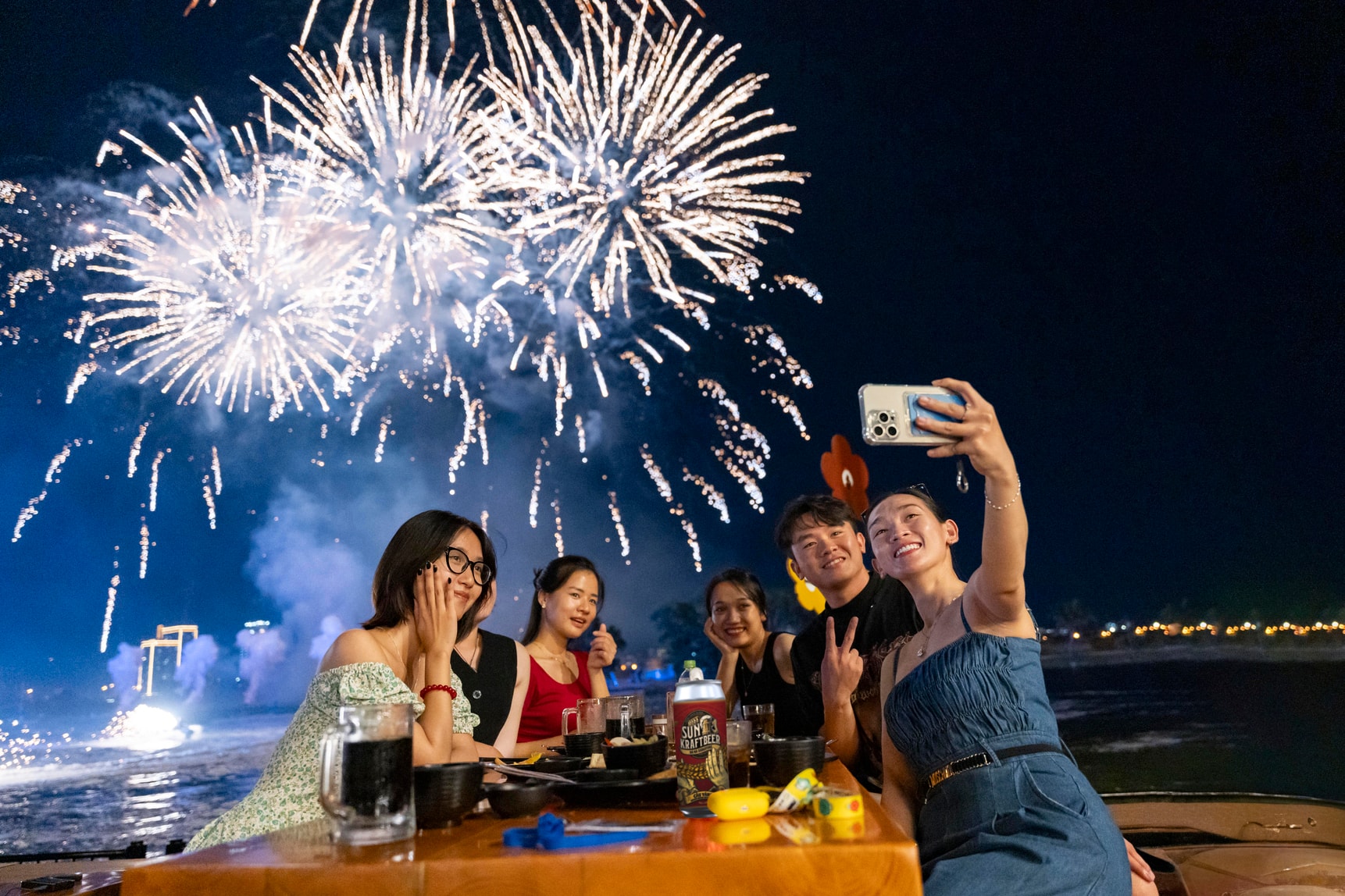 du-khach-thuong-thuc-am-thuc-va-show-symphony-of-the-sea-phu-quoc.jpg