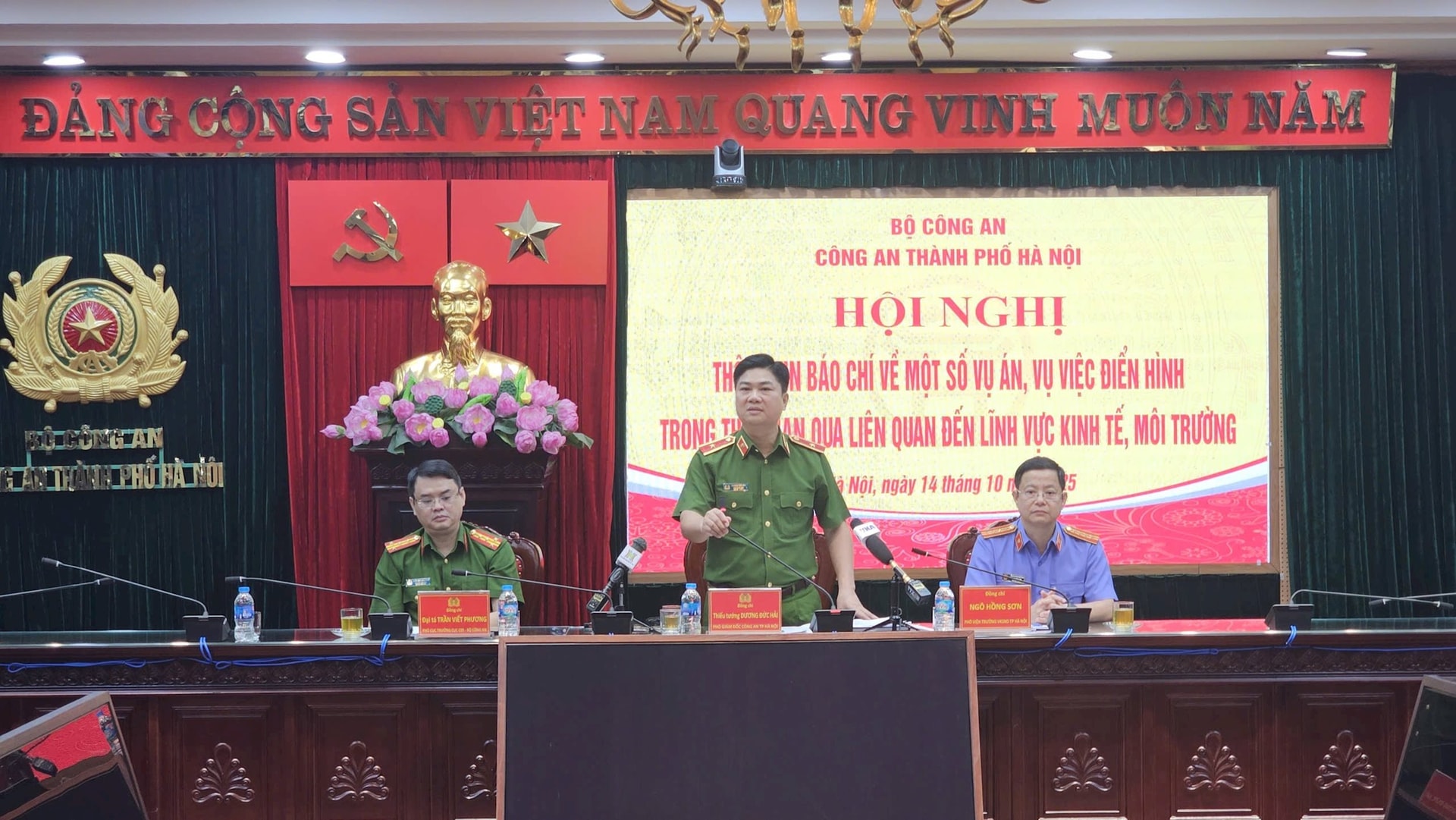 Thiếu tướng Dương Đức Hải, Phó giám đốc Công an TP.Hà Nội (đứng) phát biểu tại họp báo