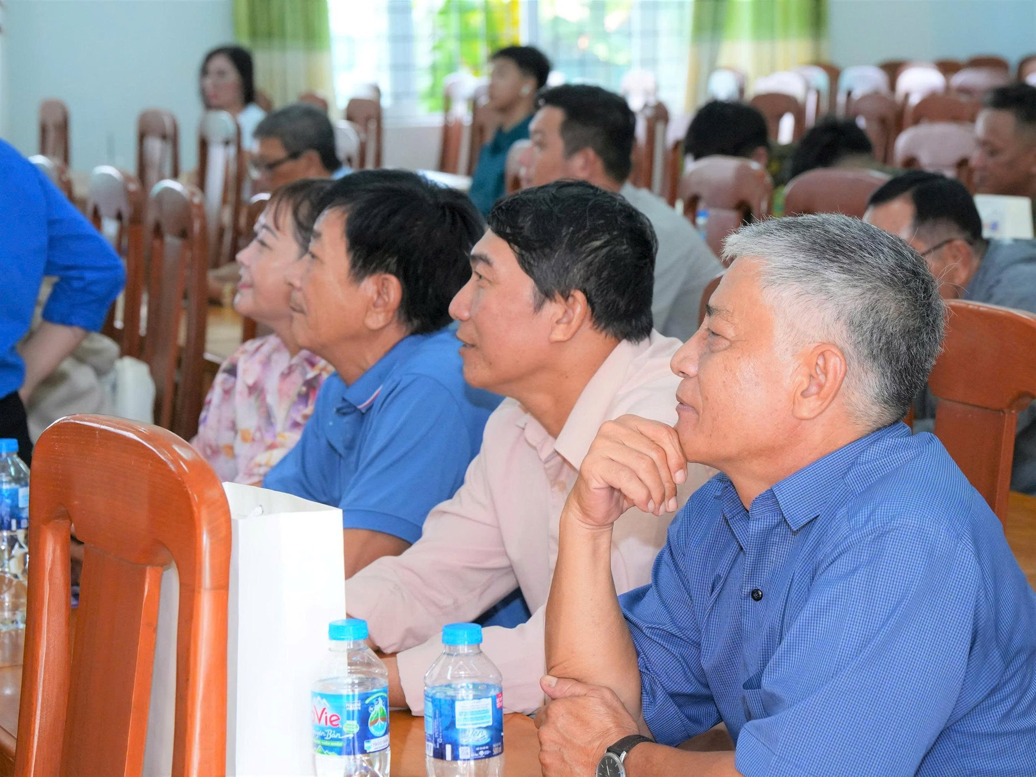 Báo cáo viên tập huấn hạn chế khai thác nước ngầm cho người dân tham dự chương trình