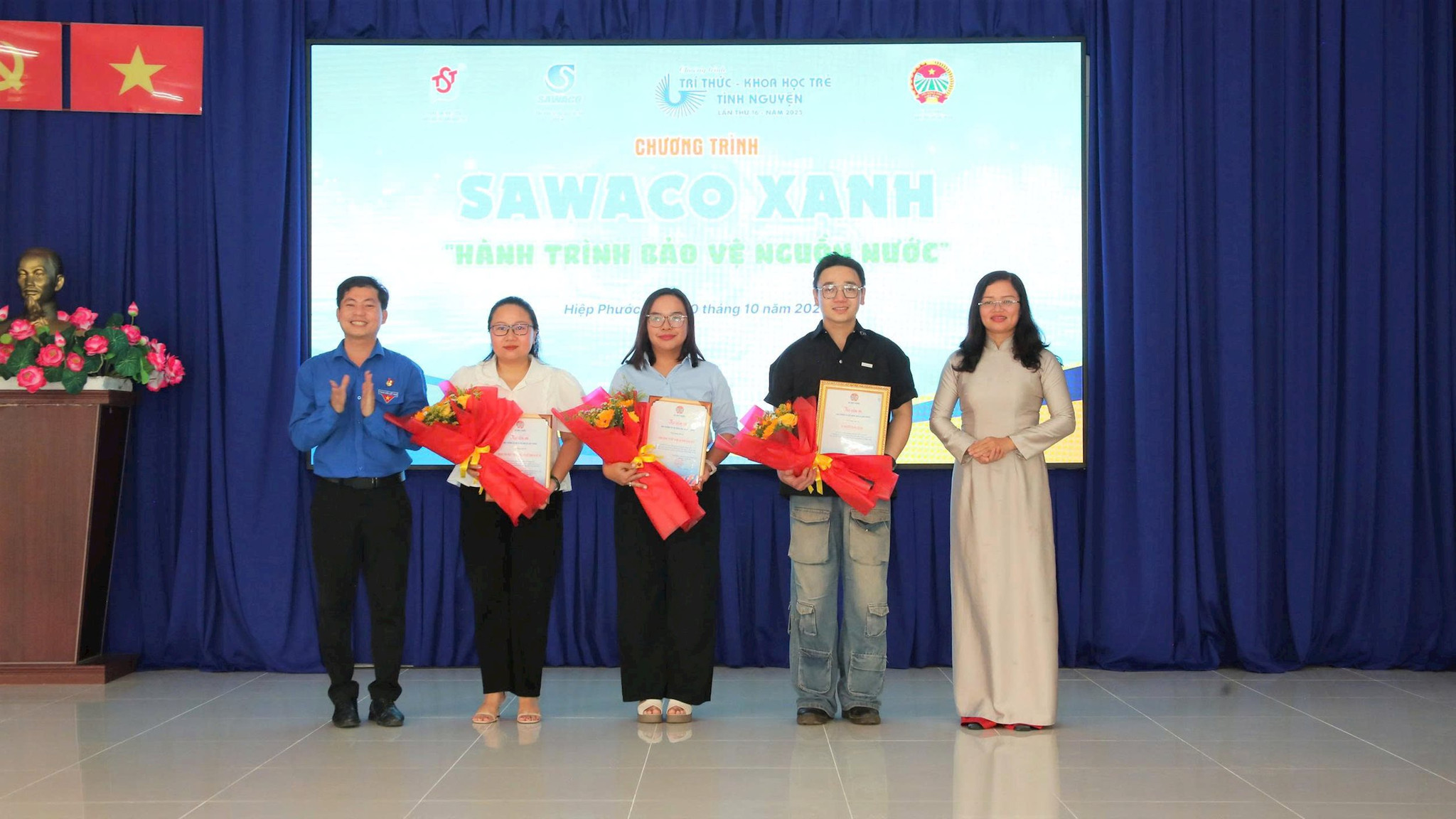 Đại diện Tổng Công ty Cấp nước Sài Gòn và Trung tâm Công nghệ Trẻ nhận Biểu trưng cảm ơn của Hội nông dân Xã Hiệp Phước