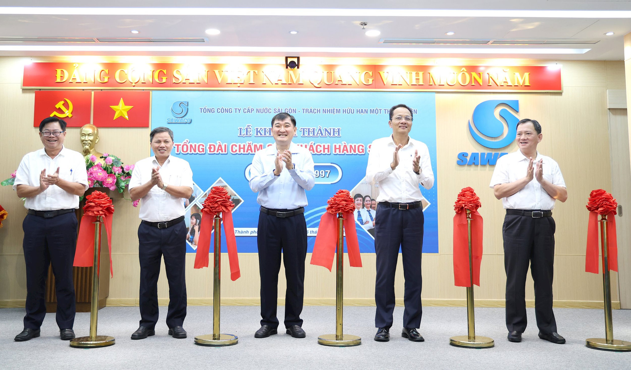 Lãnh đạo Tổng Công ty Cấp nước Sài Gòn cắt băng khánh thành Tổng đài Chăm sóc khách hàng SAWACO