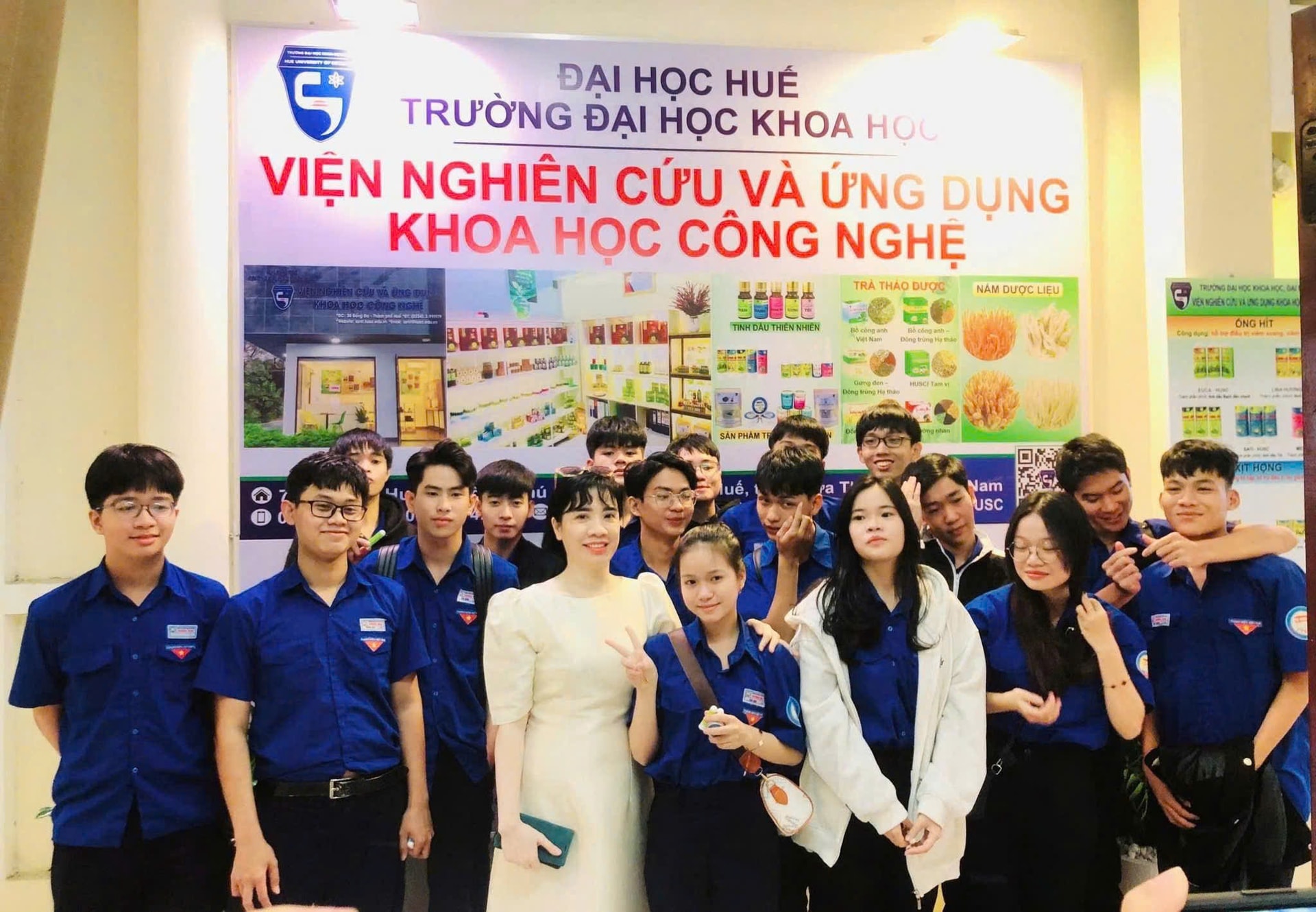  Niềm vui của PGS-TS Nguyễn Thị Ái Nhung bên các sinh viên 