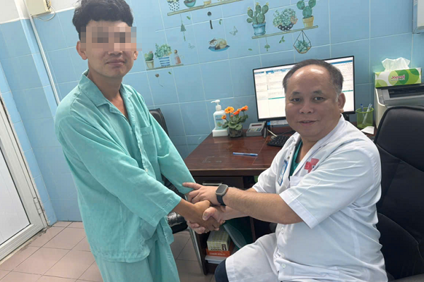 Bác sĩ Dũng thăm khám cho một bệnh nhân mắc bệnh nam khoa - Ảnh: NVCC