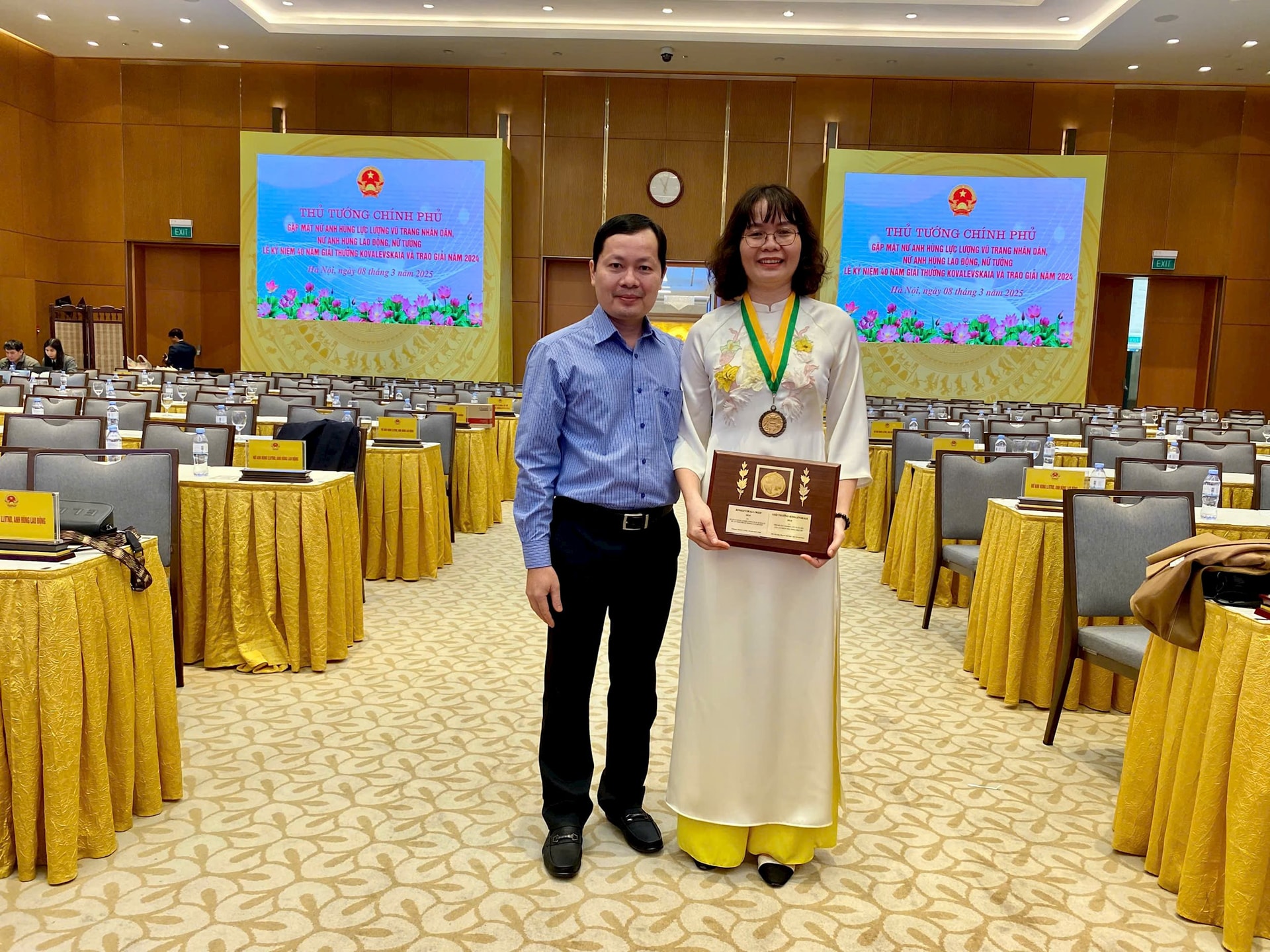PGS-TS Đặng Thị Mỹ Dung và ông xã - Ảnh: NVCC