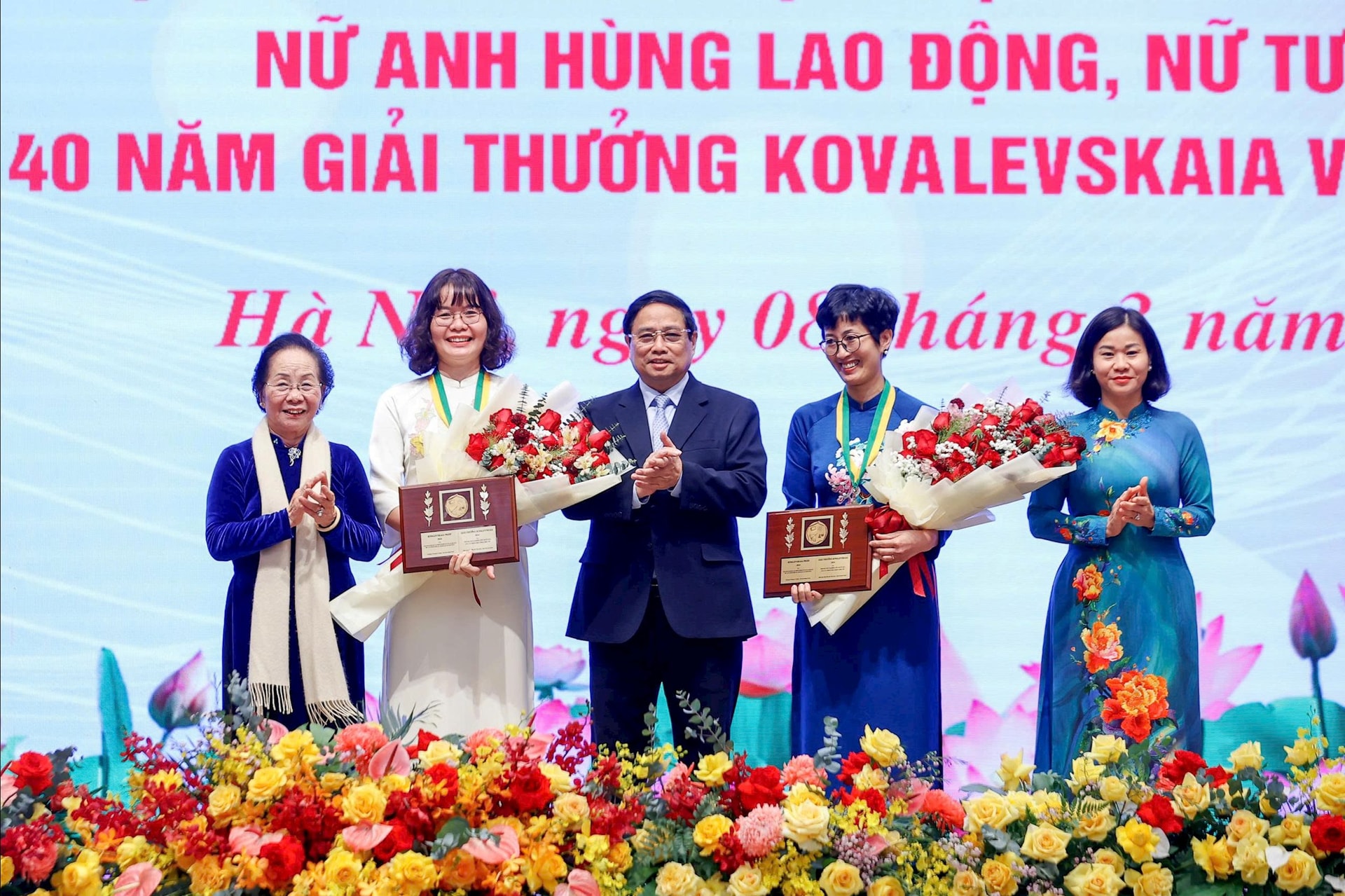 PGS-TS Đặng Thị Mỹ Dung (áo dài trắng) và PGS-TS Nguyễn Minh Tân - hai nhà khoa học nữ vinh dự được trao giải thưởng Kovalevskaia 2024