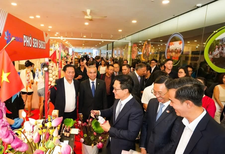 Đại sứ Việt Nam tại Singapore Trần Phước Anh và Đoàn quan khách Việt Nam và Singapore đến thăm gian hàng của Phở sen Sasco