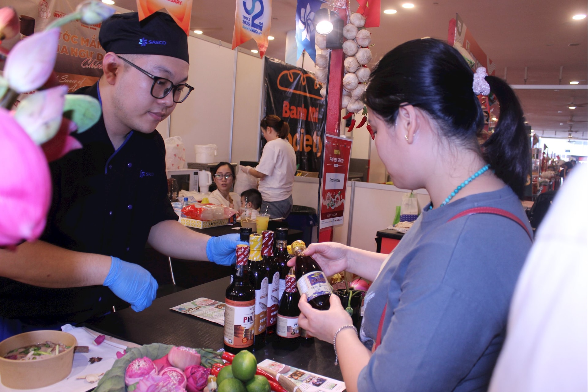 Với quy trình chuẩn mực, thiết kế bao bì sang trọng, logo chú Ba hiền hậu, biểu tượng cá cơm cách điệu - Uncle Ba hướng đến thị trường cao cấp nhưng vẫn giữ tinh thần truyền thống.