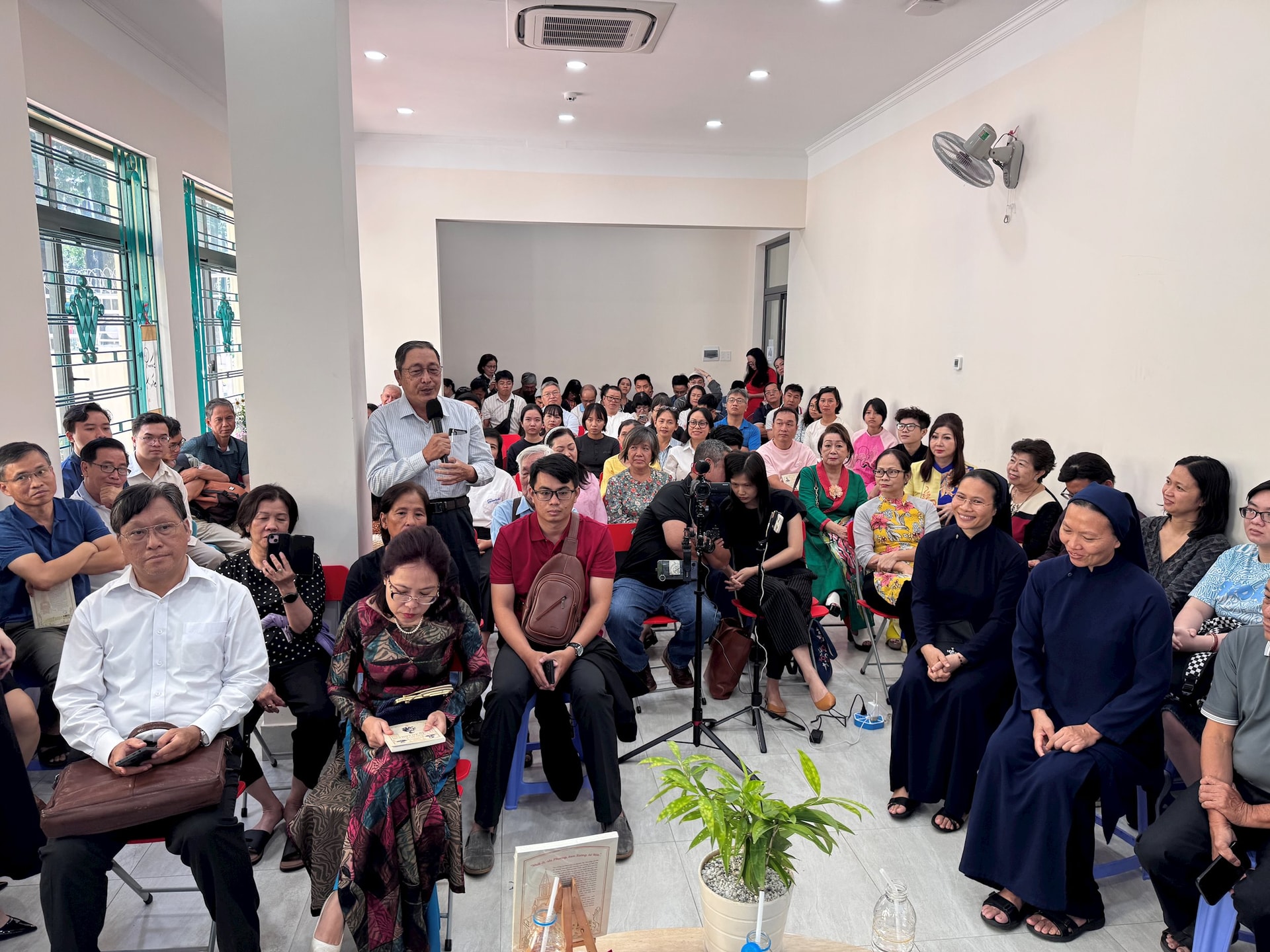Phần giao lưu, độc giả đặt nhiều câu hỏi thú vị cho tác giả Nguyễn Thị Thanh Thúy - Ảnh: Tiểu Vũ
