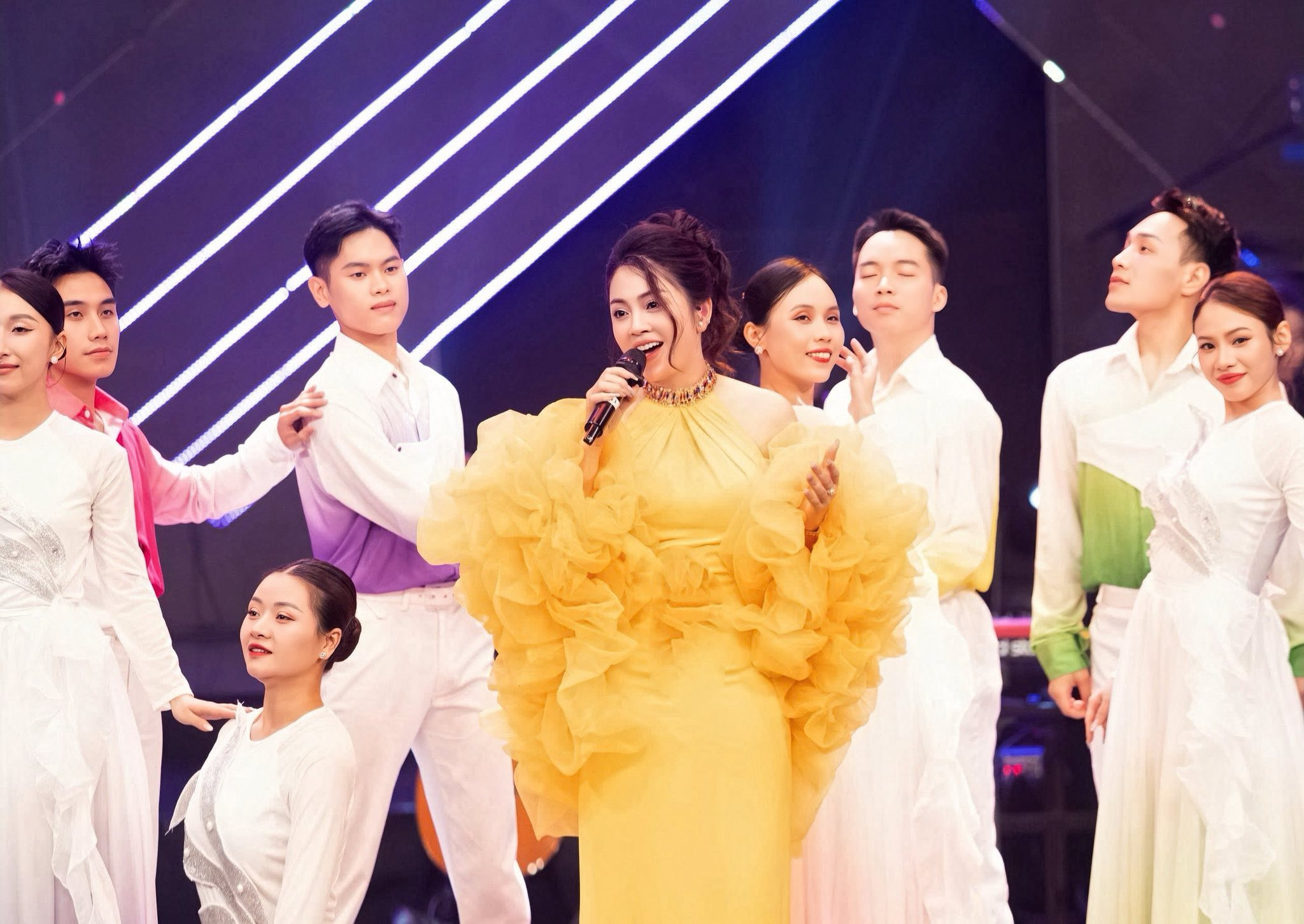 Ca sĩ Khánh Thy ra mắt album không tên: 'Công nghệ giúp tôi chạm tới trái tim người nghe' 