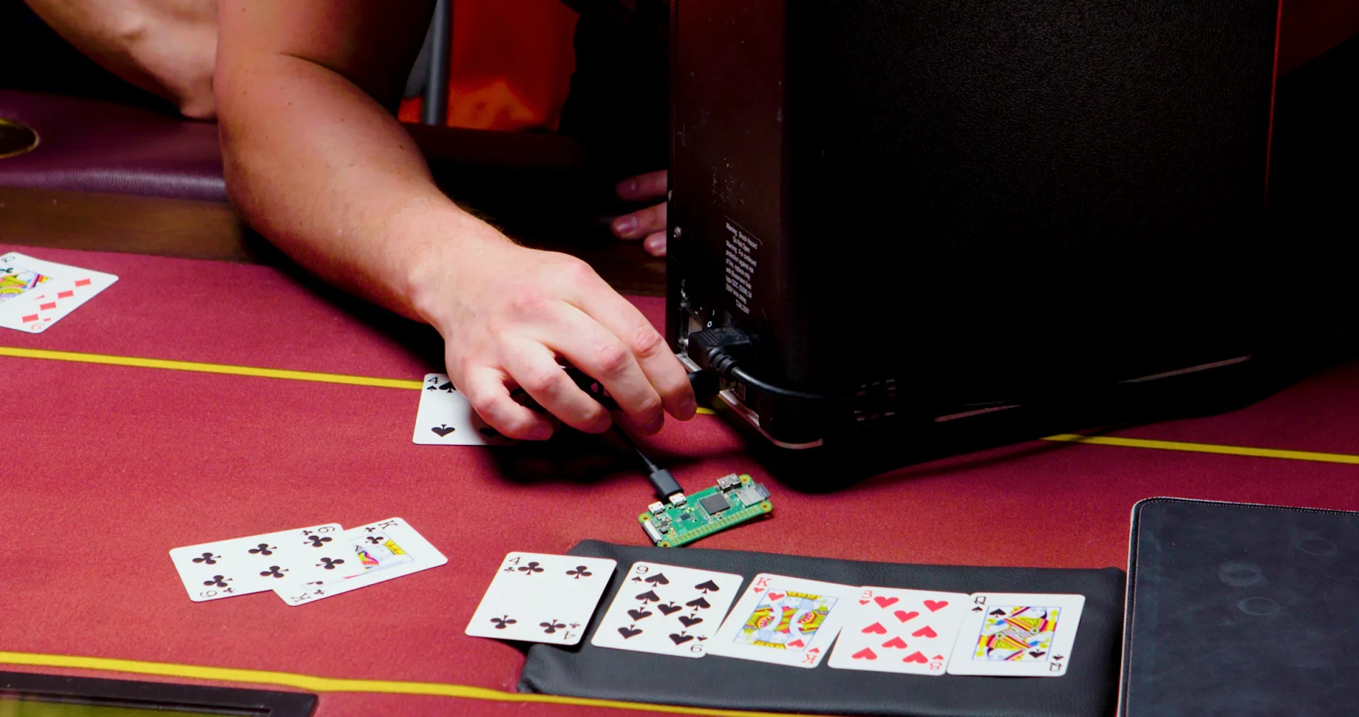 Máy xáo bài poker bị biến thành công cụ gian lận hàng triệu đô