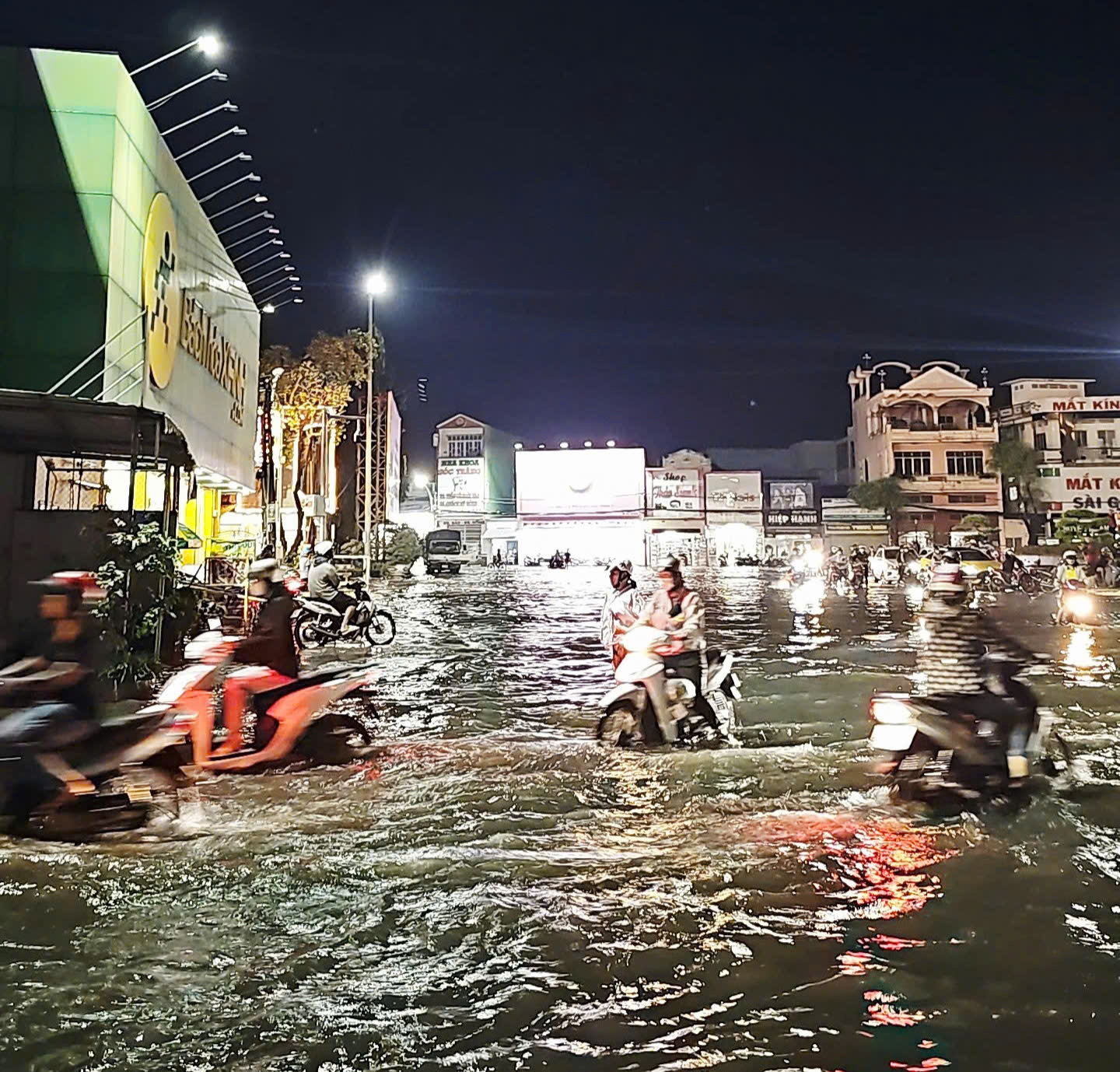 Mùa nước nổi người dân TP.Cần Thơ đi lại rất khó khăn - Ảnh: Trung Phạm