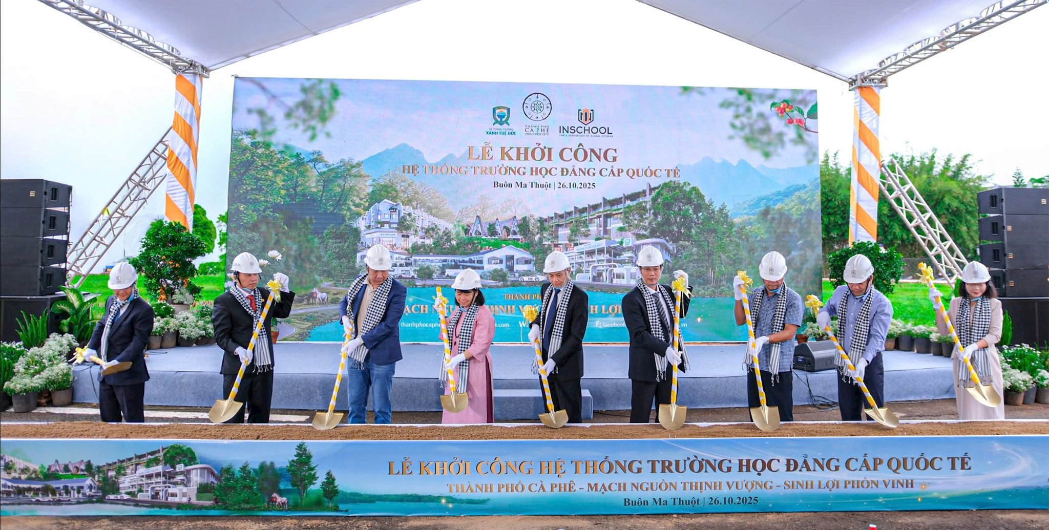 Hình 1 - Hình chủ - Các đại biểu thực hiện nghi thức khởi công hệ thống trường học tiêu chuẩn quốc tế tại TPCP