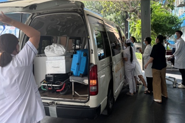 tphcm-lan-dau-tien-kich-hoat-e-cpr-lien-vien-cuu-song-benh-nhan-ngung-tim-truoc-cong-vien-hinh-anh.png