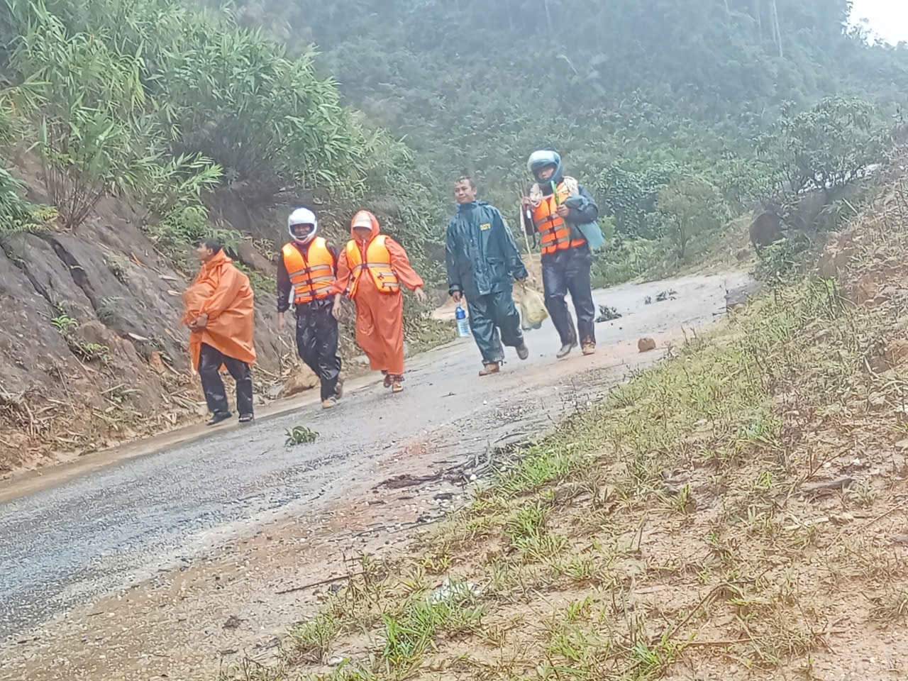 Đi cùng sản phụ có ông Hồ Văn Thiện - Phó Ban Chỉ huy quân sự xã Phước Chánh và các đồng chí dân quân