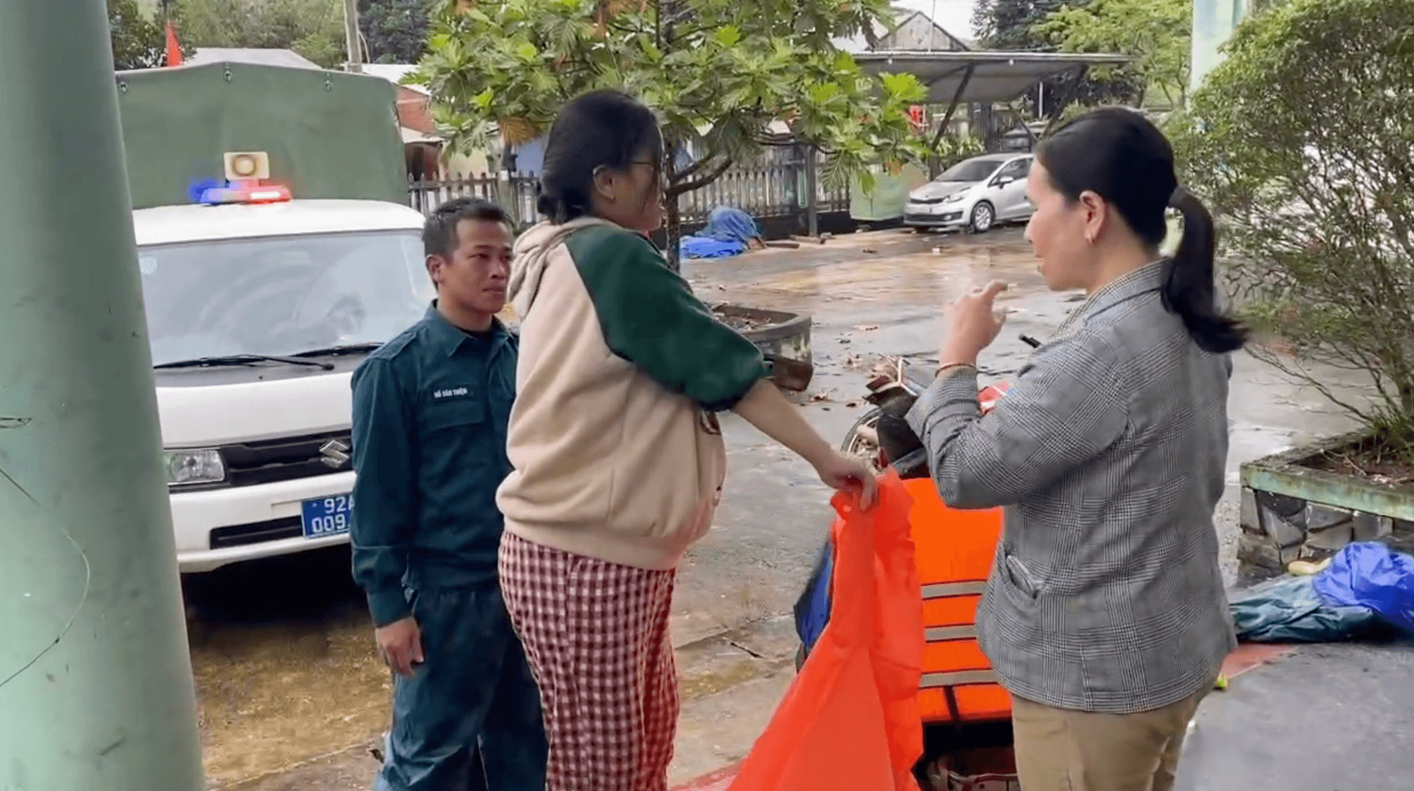 Thót tim cảnh sản phụ vượt lũ: Bám tay chiến sĩ dân quân đi trên cầu tre giữa dòng nước xiết 