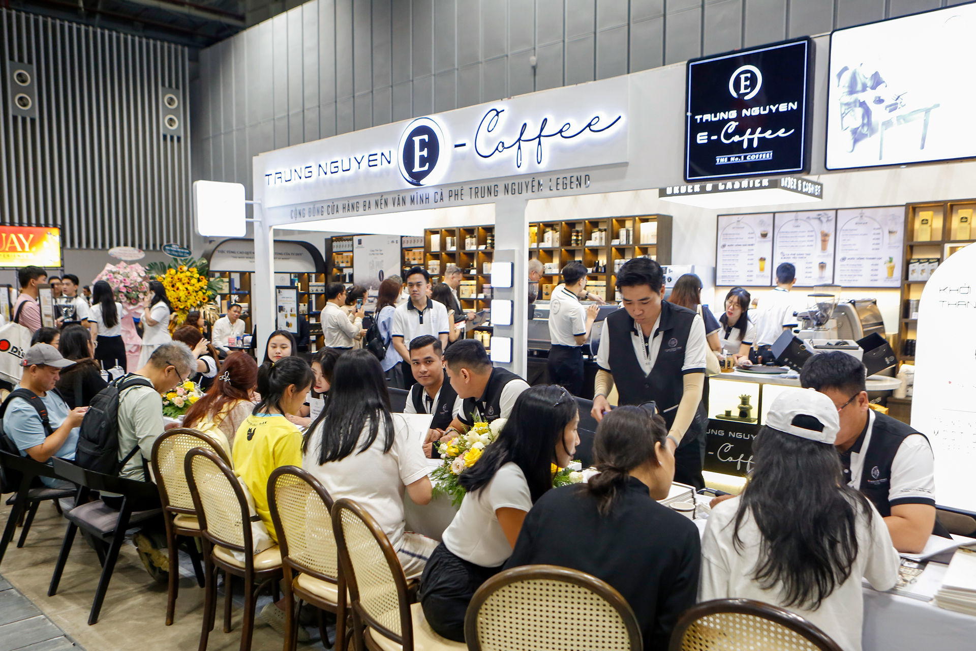 Hình 3 - Mô hình Trung Nguyên E-Coffee nhận được sự quan tâm của đông đảo đối tác