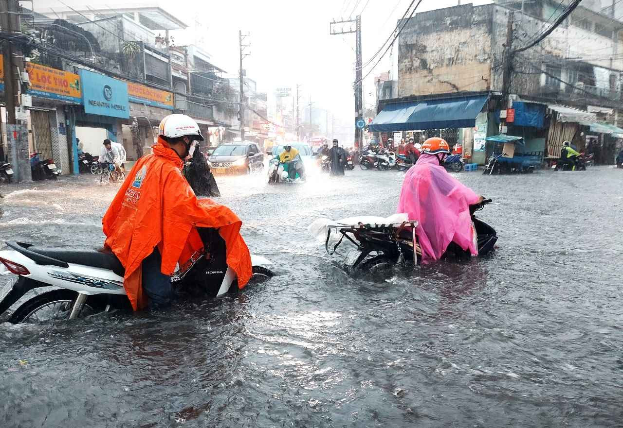 TP.HCM: Triều cường 3 ngày qua 'dồn sóng', nhiều điểm ngập nặng 