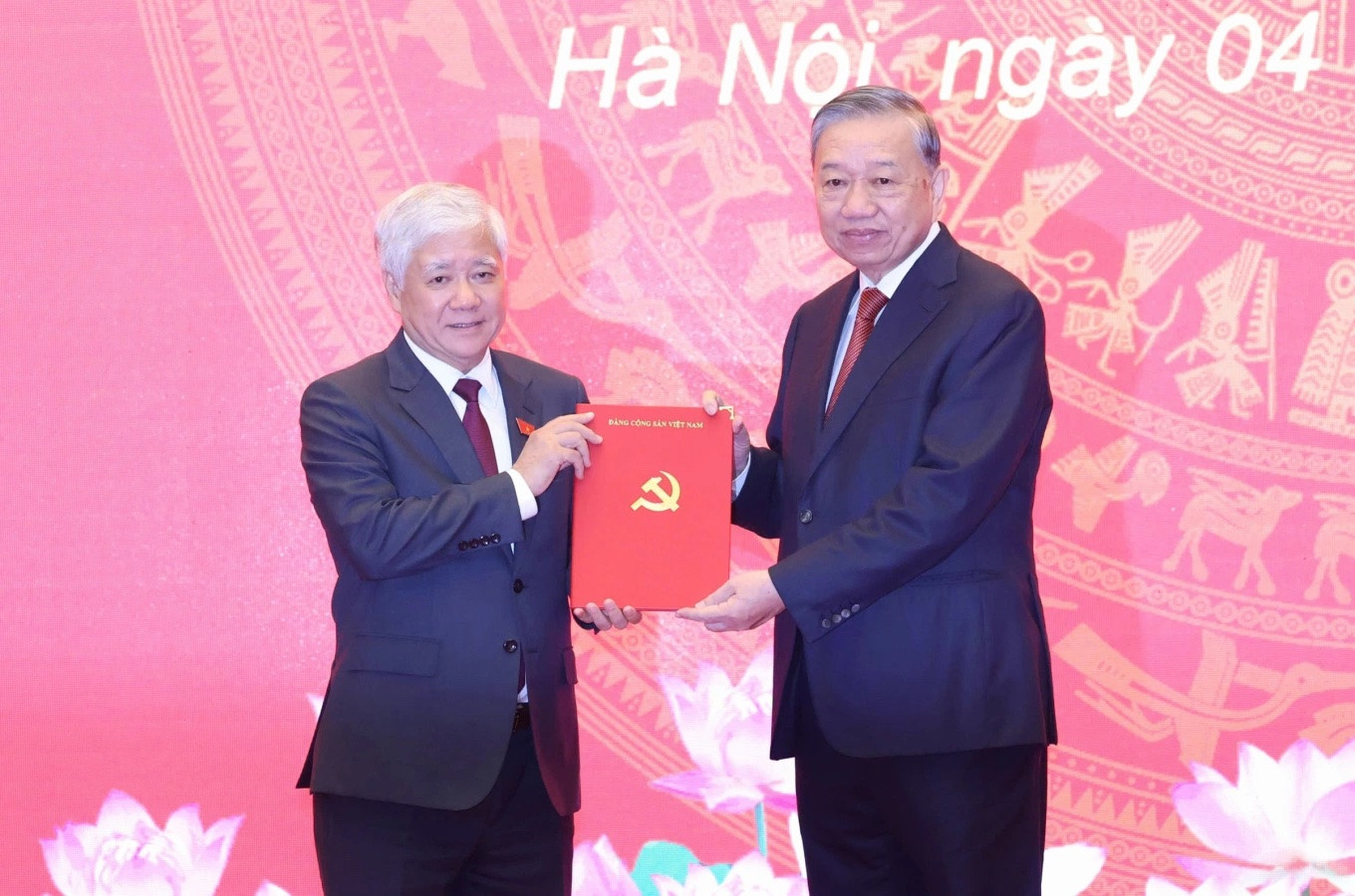 Tổng Bí thư Tô Lâm trao quyết định của Bộ Chính trị cho ông Đỗ Văn Chiến. Ảnh: Hoàng Phong (VNE)