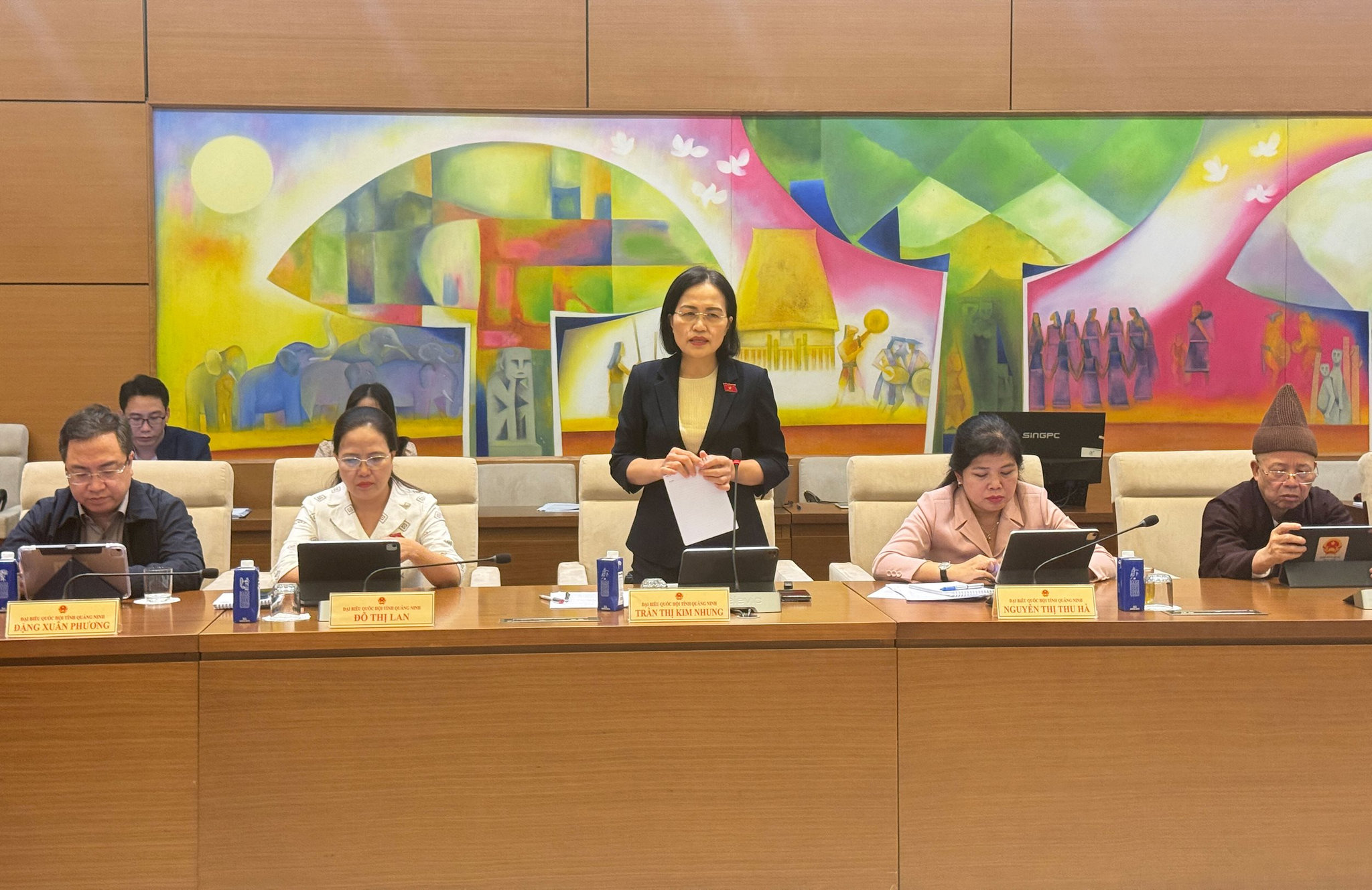 Đại biểu Trần Thị Kim Nhung góp ý về việc bổ sung quy định thu nhập từ chuyển nhượng vàng miếng vào diện thu nhập chịu thuế