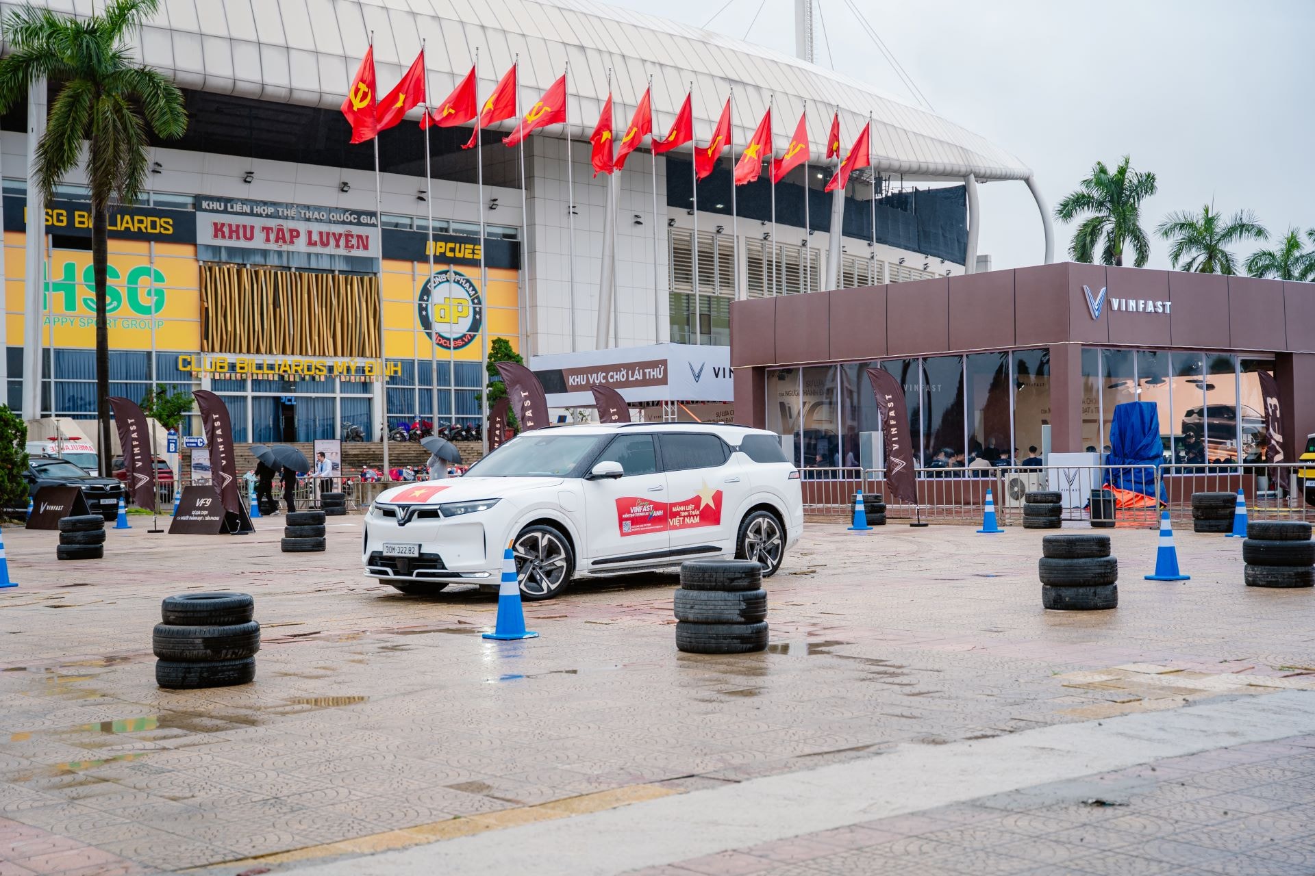 Sự kiện Trải nghiệm lái thử VF 9 ở Sân vận động Mỹ Đình (Hà Nội) mang tới cơ hội thử xe “thực chiến” cho khách hàng