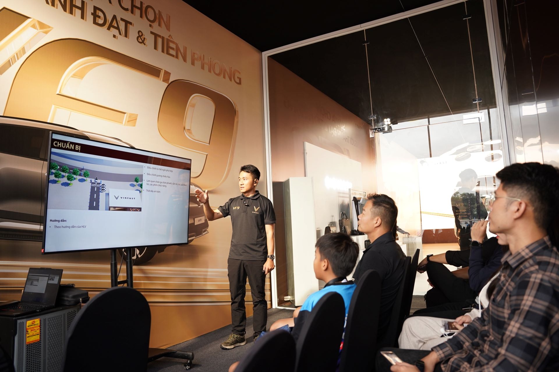 Khách hàng tham gia sự kiện được hướng dẫn về cung đường thử trước khi cầm lái VF 9