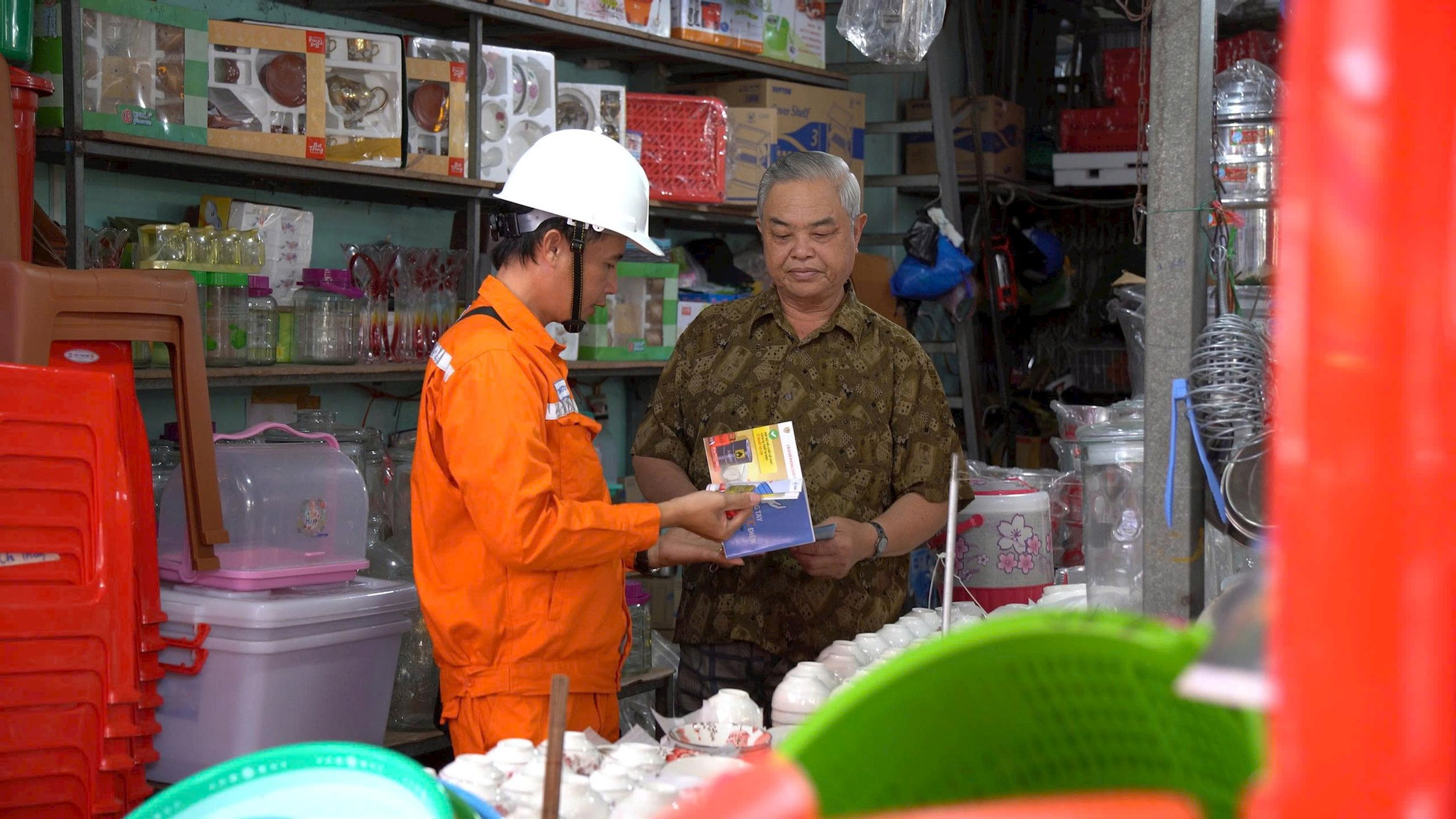 Công nhân EVNSPC đến từng hộ gia đình hướng dẫn sử dụng điện an toàn
