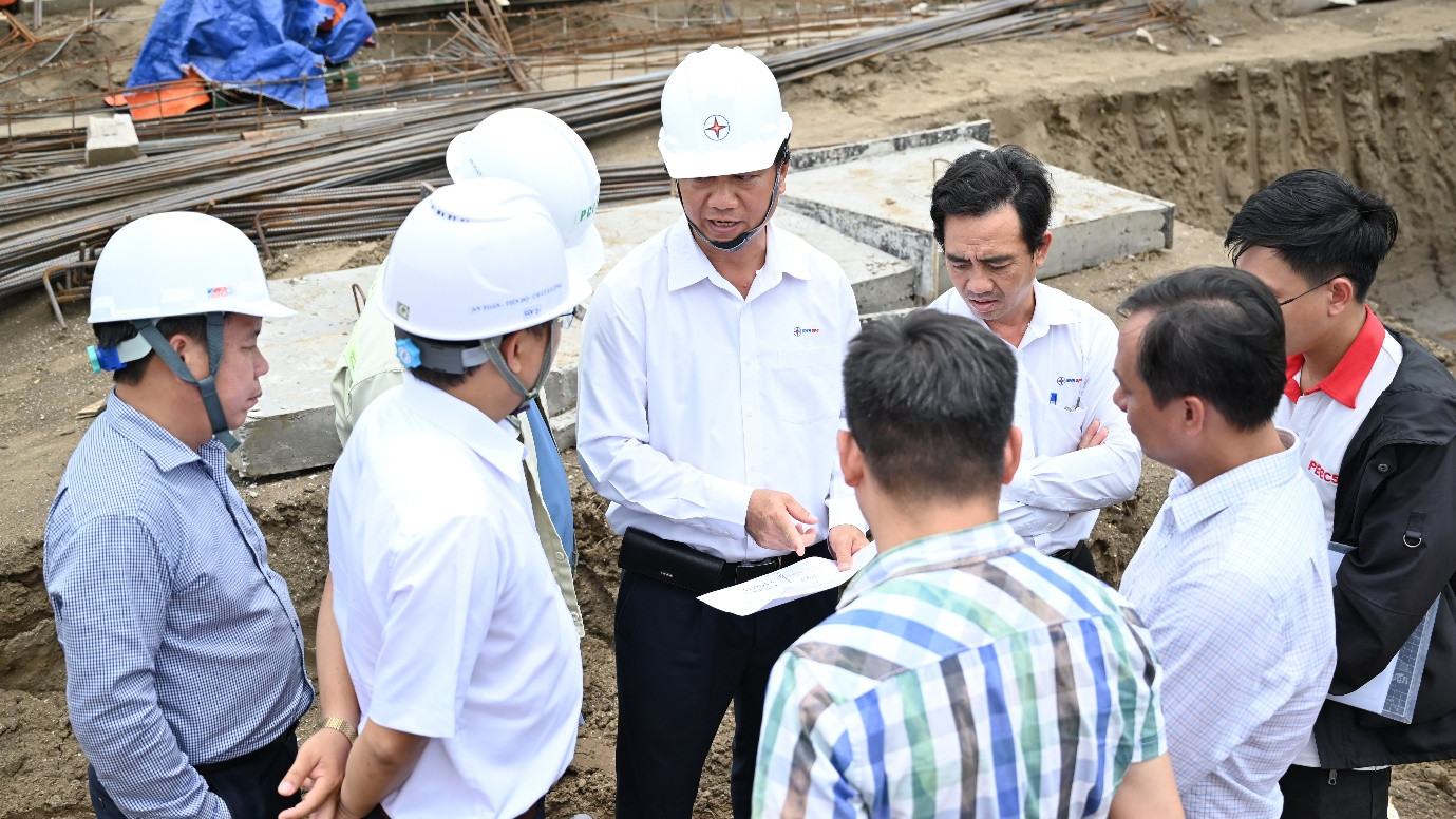 Lãnh đạo EVNSPC thường xuyên sâu sát trên những công trình trọng điểm. Trong ảnh: Thành viên HĐTV EVNSPC Lê Hoàng Oanh kiểm tra tiến độ công trình trên địa bàn tỉnh Tây Ninh