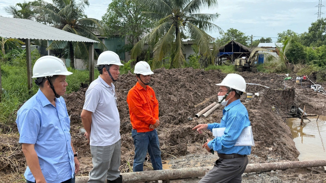 Ông Lâm Xuân Tuấn – Phó Tổng giám đốc EVNSPC (áo trắng) kiểm tra công trường các công trình đầu tư xây dựng trên địa bàn tỉnh Cà Mau