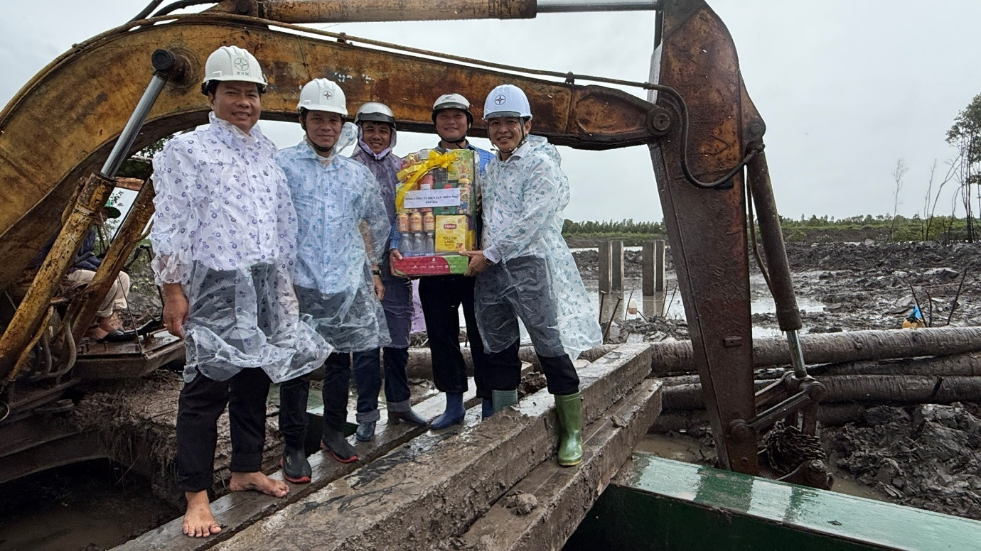 Phó Tổng giám đốc EVNSPC Đào Hoà Bình (ngoài cùng bên phải) tặng quà, động viên lực lượng thi công trên công trường, tỉnh Cà Mau