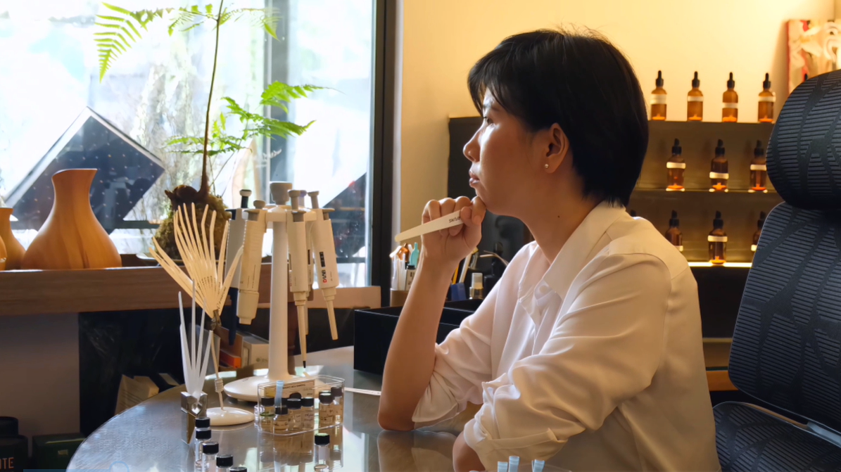 Ảnh 2. Rei Nguyễn đã dành nhiều thời gian để trao đổi, lắng nghe và thấu hiểu những mong muốn của Vietnam Airlines, từ đó lên ý tưởng sát nhất cho mùi hương thương hiệu.