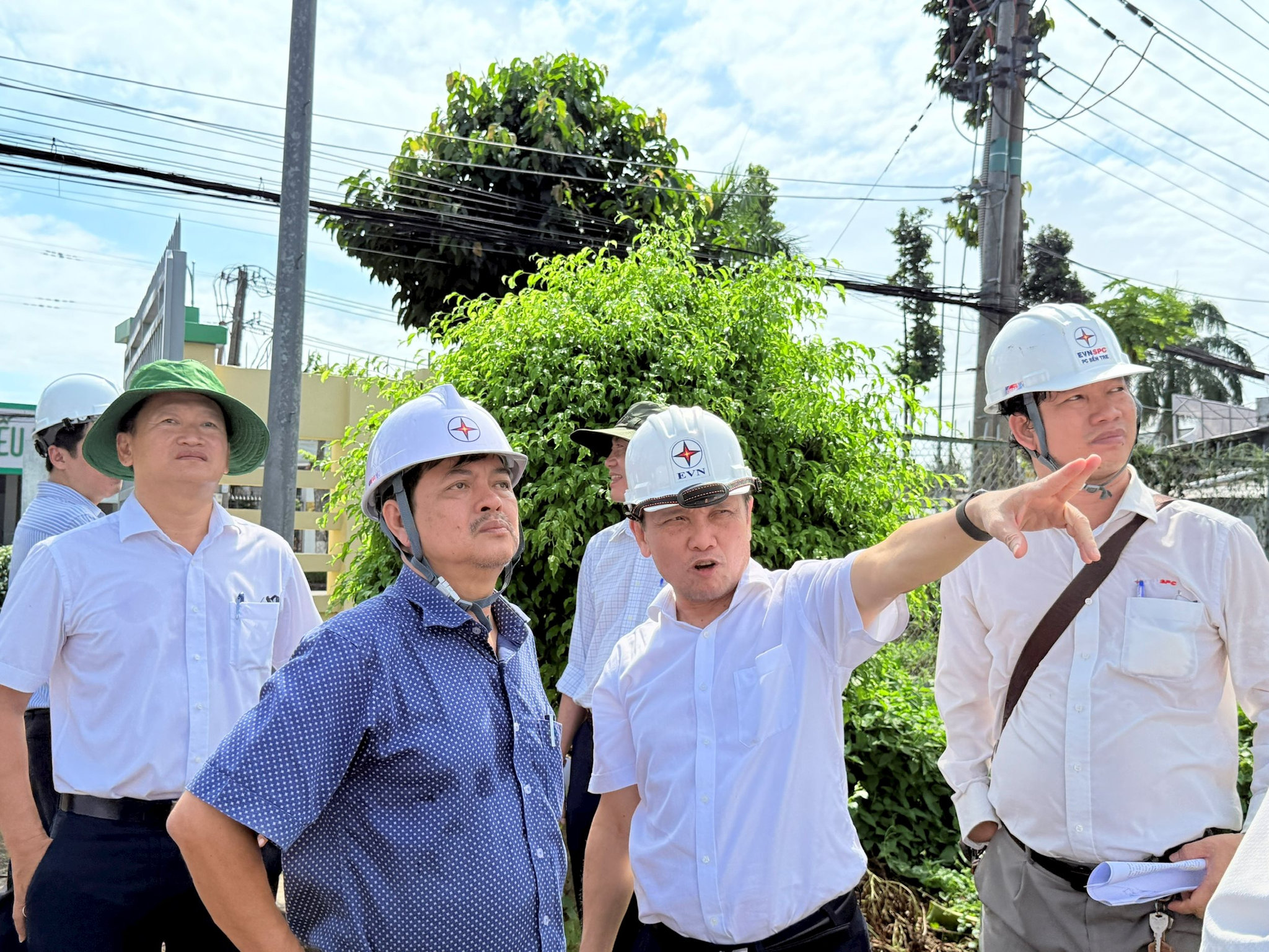 Lãnh đạo EVNSPC thường xuyên sâu sát trên những công trình trọng điểm. Trong ảnh: Ông Nguyễn Phước Đức – Tổng giám đốc EVNSPC (thứ 2 từ phải sang) kiểm tra tiến độ công trình trên địa bàn tỉnh Vĩnh Long