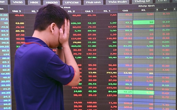 Chứng khoán giảm mạnh: Nhà đầu tư nên thận trọng! 
