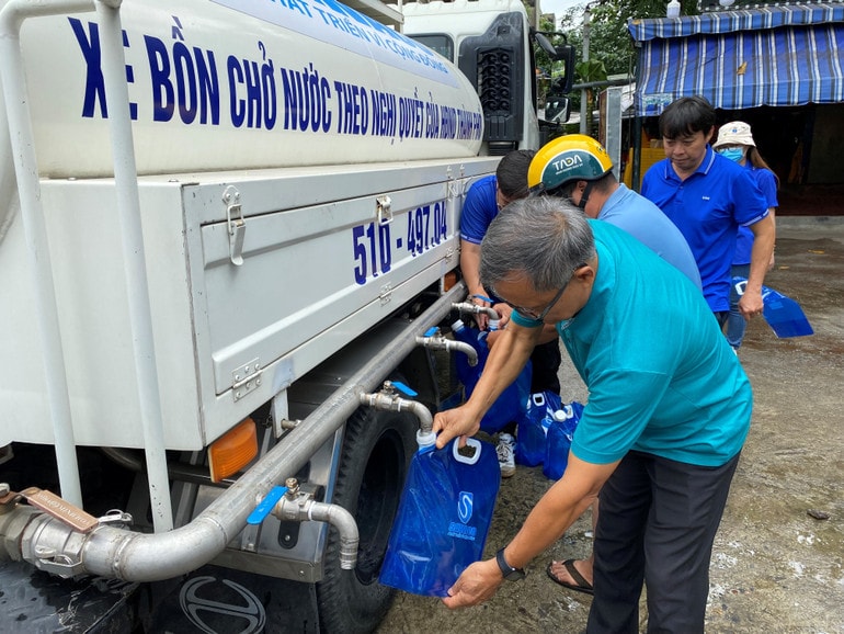 Người dân tham gia diễn tập “sự cố mất nước” ở Cư xá Thanh Đa