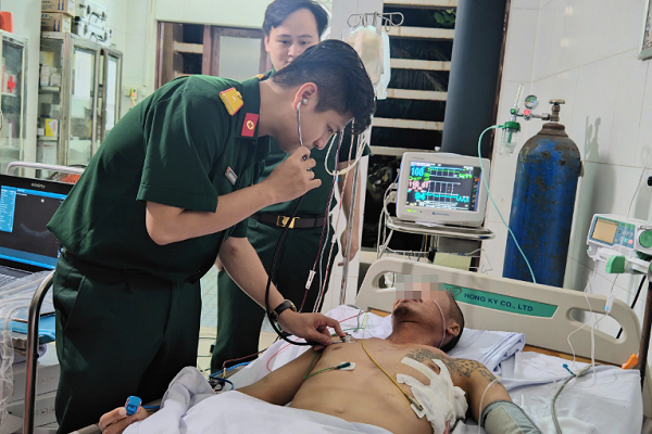 ca-dai-dai=phau-lich-su-ytai-truong-da-mo-nguc-cuu-song-benh-nhân-giua-bien-hinh-anh 1