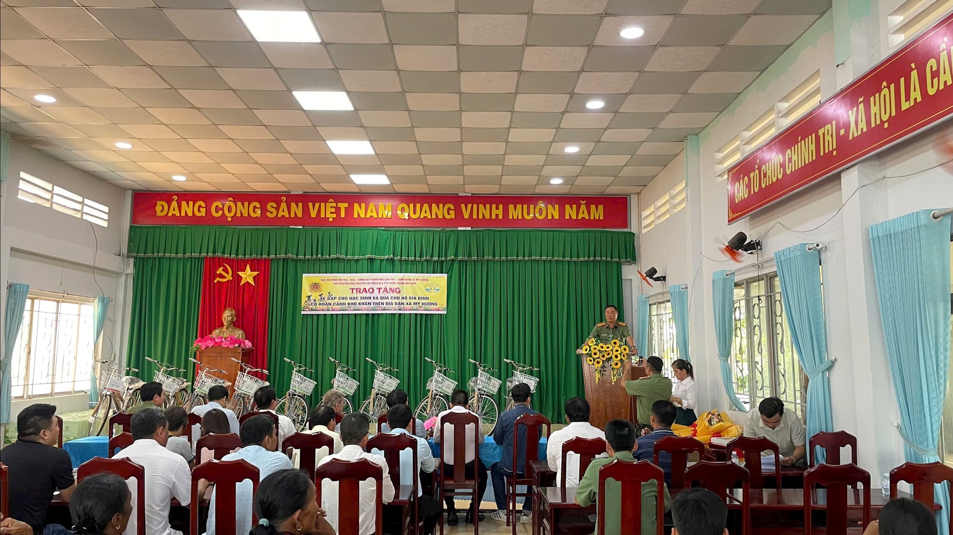 trao quà Mỹ hương