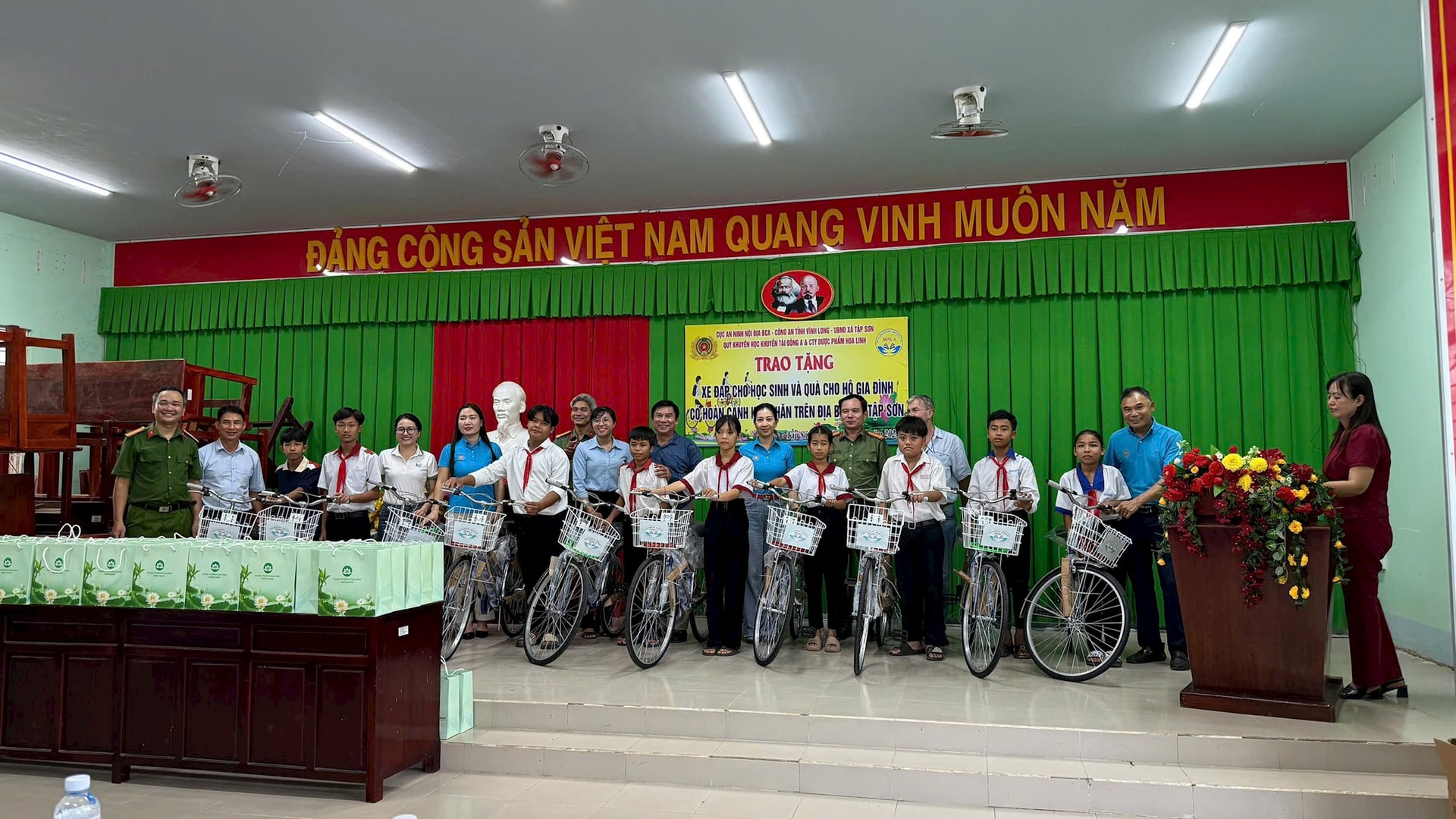 trao quà Tập sơn