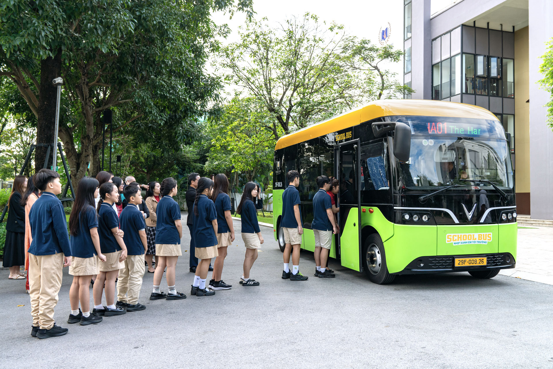 Chuyến School Bus đầu tiên đón các em học sinh trường Trung học Vinschool The Harmony (Hà Nội)