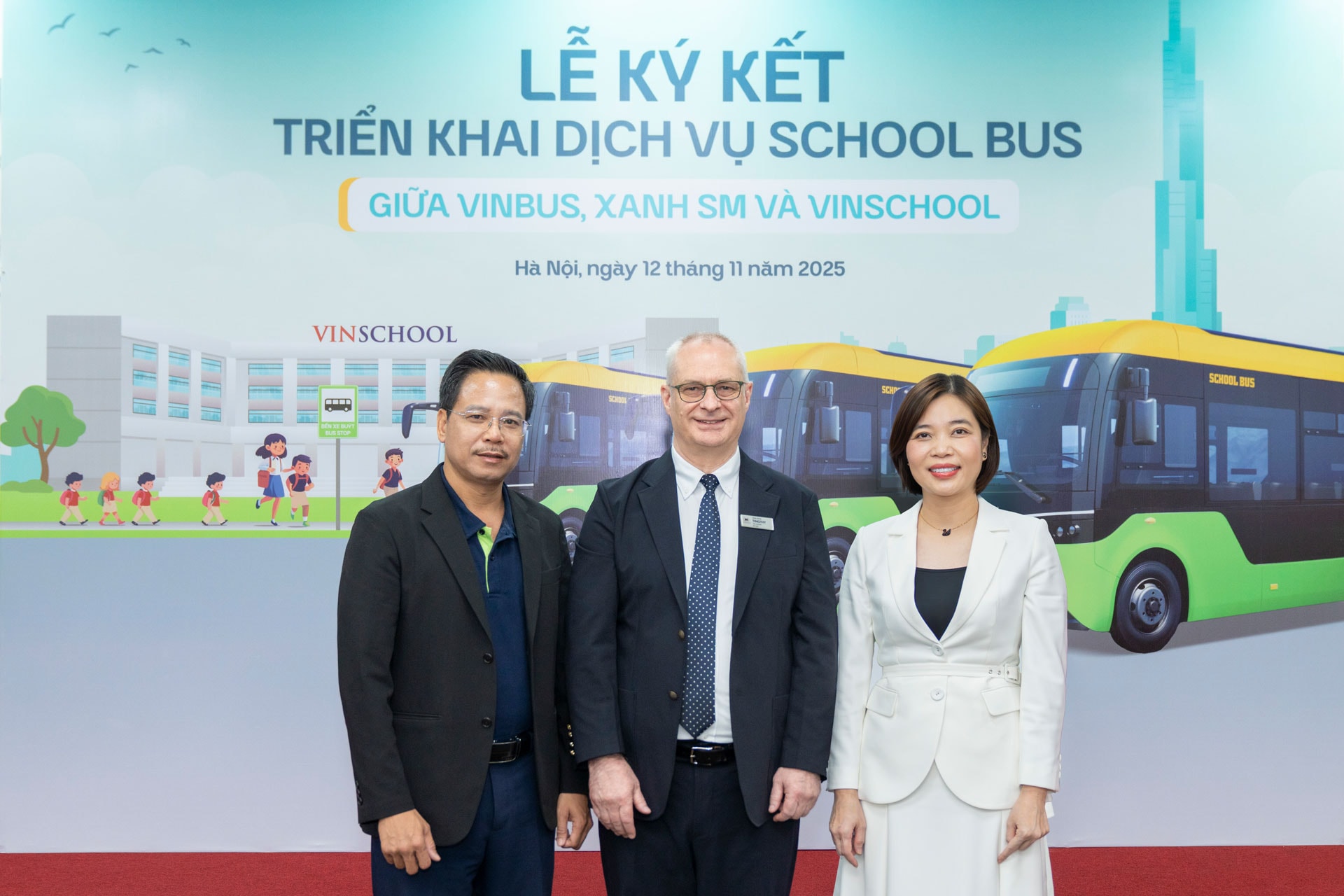 Ông Nguyễn Công Nhật – Phó Tổng giám đốc Vận hành VinBus (ngoài cùng bên trái), ông Timothy John Fryer – Ban giám hiệu Hệ thống Giáo dục Vinschool (ở giữa), và bà Phạm Thị Bích Thảo – Phó Tổng giám đốc khối Hỗ trợ Xanh SM tại lễ ký kết hợp tác